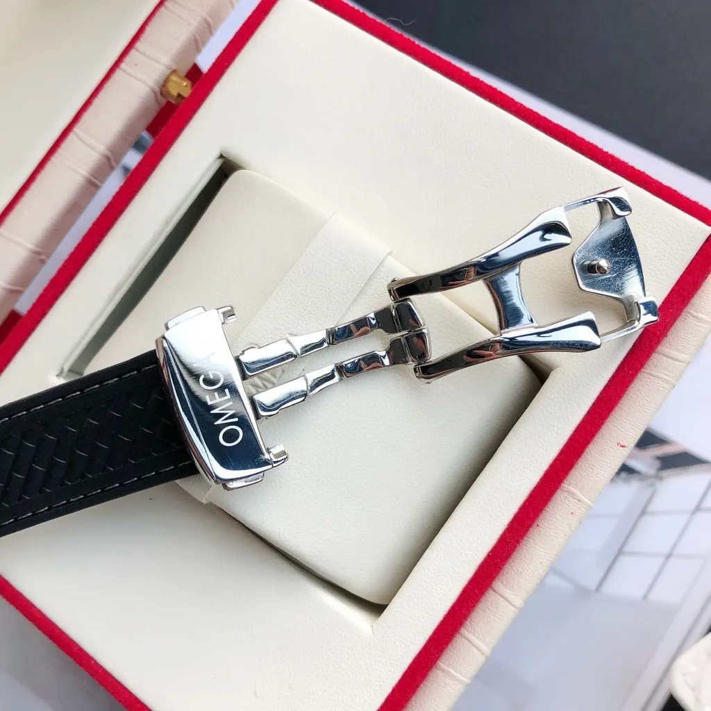 【Customized all-in-one machine】💰1720! Omega Seamaster 150-meter watch [Ocean charm, classic hot model] The classic and timeless design is very characteristic of the Omega brand [Movement] Equipped with the imported brand new Citizen 9015 all-in-one automatic mechanical movement, accurate travel time and long-lasting, highly recognized by watch friends [Case] 316L stainless steel case, modified and beautiful body, original consistent 41.5mm diameter, curved dial, depth waterproof to 200 meters [Bracelet] imported rubber strap Equipped with the original folding clasp of the same material, the details are synchronized with the original product ⚠️Please look for the exclusive quality produced by GD
