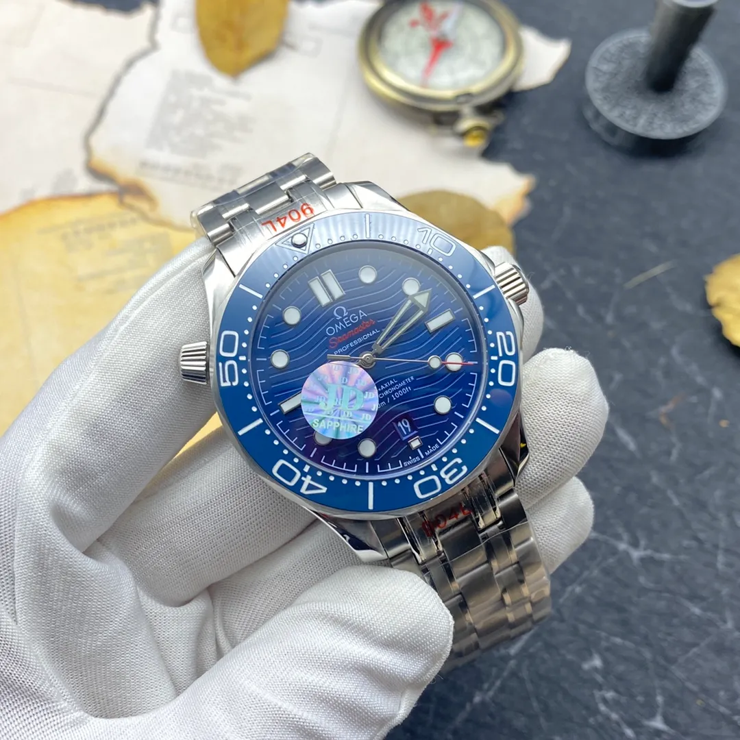The OMEGA Seamaster 300 series has won the hearts of many people with its unique design and excellent performance. The watch inherits the glorious marine legend. Combining artistic innovation with current design concepts. Brand: OMEGA Series: Seamaster Diving 300 Meter Ocean Watch Movement: 8800 Strap: Nine-bead steel strap and rubber strap (1:1) Size: 42mm13mm Material: 316 stainless steel
