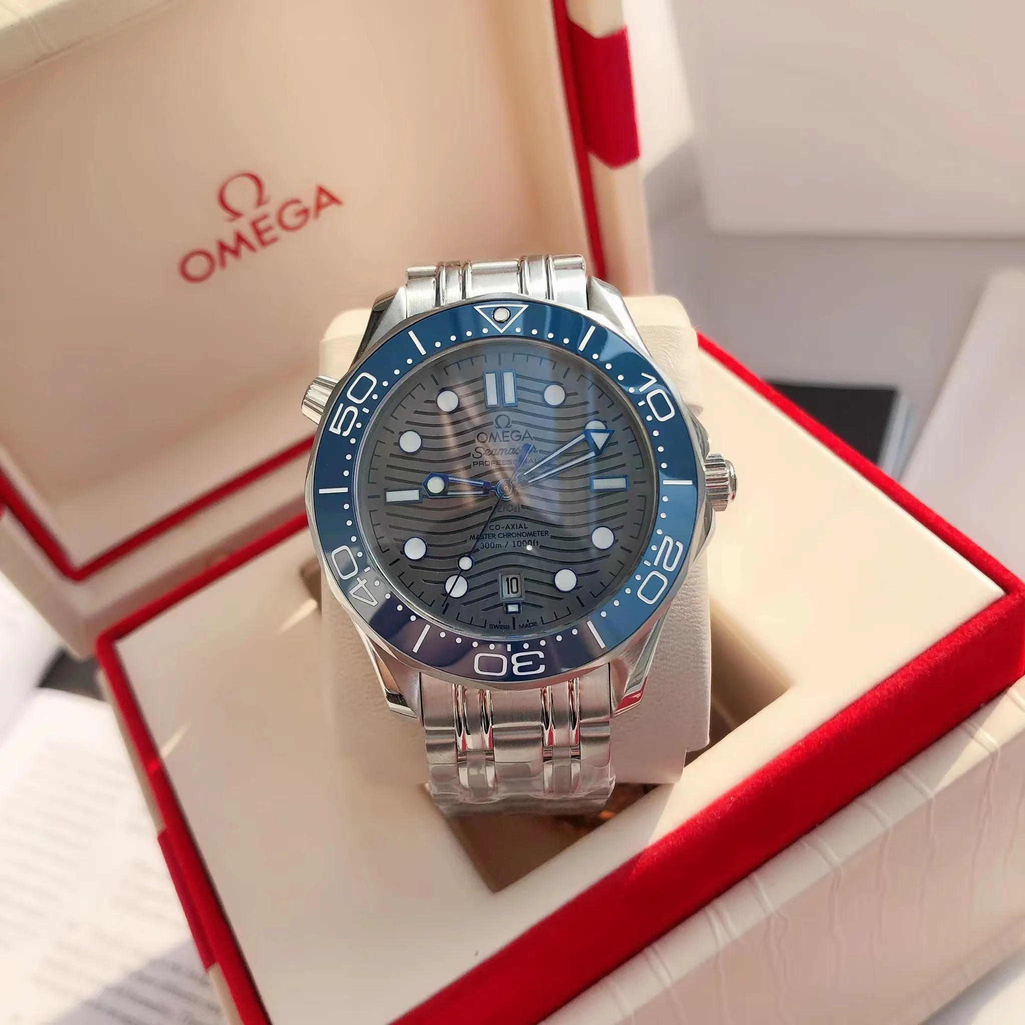 【High-end replica】💰1160! 【Customized all-in-one machine】💰1720! Omega Seamaster's new upgraded version of Seamaster 300 meters has arrived. It continues to adhere to practical value, delve into appearance details, and import an all-in-one movement. There is no best, only a better upgrade concept. It will once again push the entire series of Seamaster watches with the new Citizen movement to the top!  [Upgrade 1] Corrected the bezel to match the color of the letter, synchronized with the original genuine sunken luminous pearl, and the luminous color is synchronized [Upgrade 2] Corrected the original synchronized 8800 movement automatic hammer, effectively combined with the durability of the imported 9015 movement, and more intuitively close to the original [Upgrade 3] Upgraded the arched scratch-resistant sapphire glass mirror, since then‼ ️ All watches are made of sapphire glass [Upgrade 4] Using original genuine CNC molds, perfectly copying the same shell shape and band-shaped curvature of the genuine products. The appearance similarity with the genuine products is indistinguishable. The pictures were taken on a customized all-in-one machine!