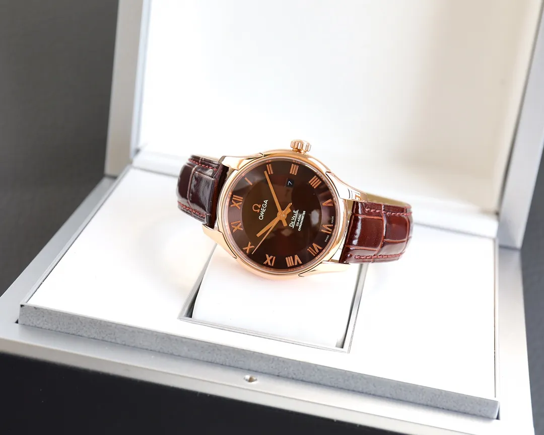 【High-end replica】💰1240! 【Customized all-in-one machine】💰1760! Omega De Ville series men's mechanical watch, a new upgraded version will arrive in 2023. The modified quality is exclusively customized with a special design of the 8500 movement splint. [Movement] Re-engraved and restored 8500 coaxial movement, with a see-through bottom showing the movement at a glance, perfectly presented. [Case] 316L stainless steel case, made with exclusive CNC technology, with arched wear-resistant super strong glass, clear text lines and well-proportioned checkering. Three degrees waterproof, watch diameter 41/11mm [Watch chain] Italian imported cowhide leather strap with original folding clasp or 316 stainless steel original clasp optional. The exclusive quality code is 83145368.