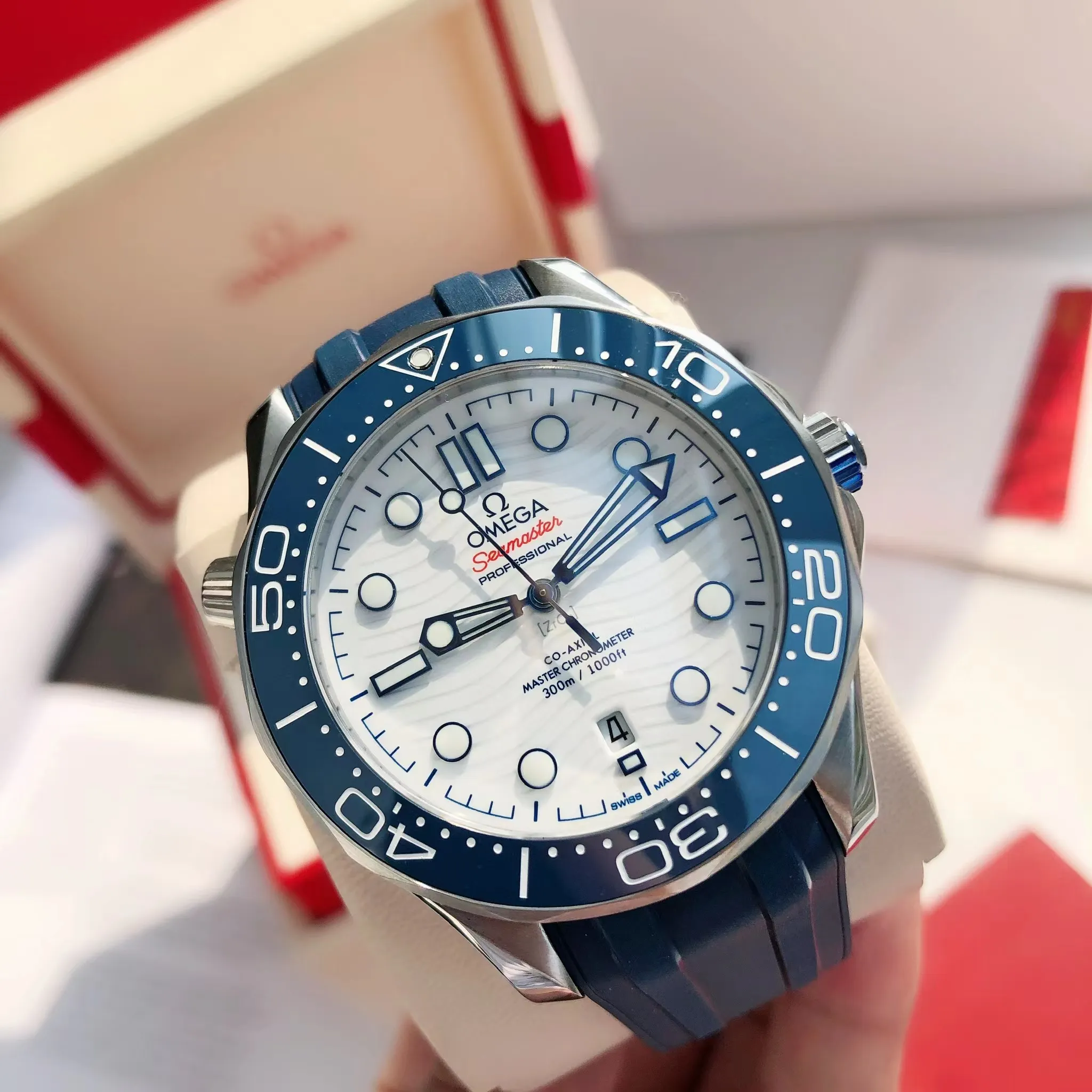 【High-end replica】💰1160! 【Customized all-in-one machine】💰1720! Omega Seamaster's new upgraded version of Seamaster 300 meters has arrived. It continues to adhere to practical value, delve into appearance details, and import an all-in-one movement. There is no best, only a better upgrade concept. It will once again push the entire series of Seamaster watches with the new Citizen movement to the top!  [Upgrade 1] Corrected the bezel to match the color of the letter, synchronized with the original genuine sunken luminous pearl, and the luminous color is synchronized [Upgrade 2] Corrected the original synchronized 8800 movement automatic hammer, effectively combined with the durability of the imported 9015 movement, and more intuitively close to the original [Upgrade 3] Upgraded the arched scratch-resistant sapphire glass mirror, since then‼ ️ All watches are made of sapphire glass [Upgrade 4] Using original genuine CNC molds, perfectly copying the same shell shape and band-shaped curvature of the genuine products. The appearance similarity with the genuine products is indistinguishable. The pictures were taken on a customized all-in-one machine!