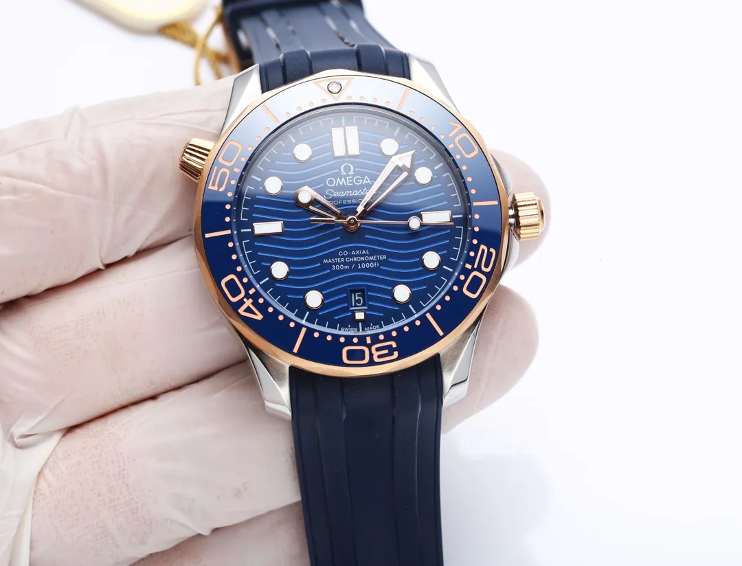 【High-end replica】💰1160! 【Customized all-in-one machine】💰1720! OMEGA SEAMASTER Seamaster Series 300m 300m Coaxial Master Chronometer 42mm 42mm Diving Watch, brushed stainless steel case partially polished. The bezel is made of ceramic and decorated with white enamel diving scales. The scales on the word ring are not easy to wear and fade, and the dome-shaped mirror is coated with anti-glare film Polished black ceramic dial, laser engraved ripple pattern, calendar window at 6 o'clock, hollow hands and embossed hour markers, rhodium-plated, and covered with Super-LumiNova luminous coating, blue and green two-color luminous, green luminous minute hand display with green luminous dots on the bezel for diving Oxygen countdown, multiple waterproof screw-in crowns, can be worn for real sea diving, conical shaped helium escape valve, corrugated edge design, transparent case back, beautiful movement of the movement can be clearly seen, replica 8800 oscillating weight, equipped with original buckle, imported fluorine rubber strap, soft texture, strong flexibility, can be worn in deep diving suits for diving. This picture was taken with custom all-in-one quality! (This product is shipped with three codes in one. Returns and exchanges require complete card tags)