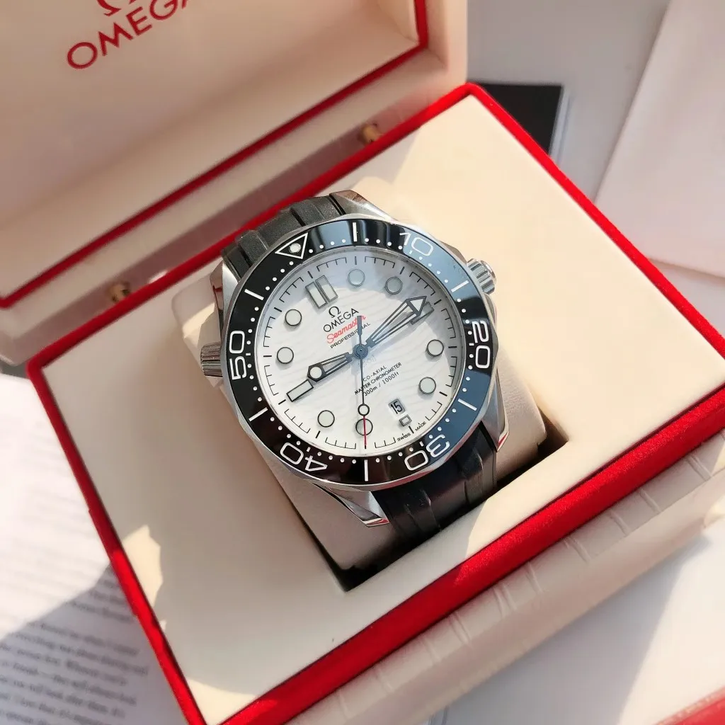 【High-end replica】💰1160! 【Customized all-in-one machine】💰1720! Omega Seamaster's new upgraded version of Seamaster 300 meters has arrived. It continues to adhere to practical value, delve into appearance details, and import an all-in-one movement. There is no best, only a better upgrade concept. It will once again push the entire series of Seamaster watches with the new Citizen movement to the top!  [Upgrade 1] Corrected the bezel to match the color of the letter, synchronized with the original genuine sunken luminous pearl, and the luminous color is synchronized [Upgrade 2] Corrected the original synchronized 8800 movement automatic hammer, effectively combined with the durability of the imported 9015 movement, and more intuitively close to the original [Upgrade 3] Upgraded the arched scratch-resistant sapphire glass mirror, since then‼ ️ All watches are made of sapphire glass [Upgrade 4] Using original genuine CNC molds, perfectly copying the same shell shape and band-shaped curvature of the genuine products. The appearance similarity with the genuine products is indistinguishable. The pictures were taken on a customized all-in-one machine!