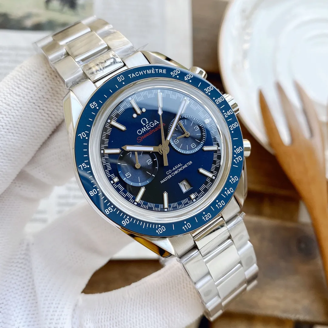 【High-end replica】💰1720! The new Omega Speedmaster series is released, the original model is re-engraved, and it exclusively uses imported fully automatic mechanical movements to achieve zero repairs! Paired with the original strap of 904 steel, it has more texture! 42*12mm [Table material and case quality]: Stainless steel, ceramic ring bezel [Table material and mirror quality]: Arc-shaped double-sided anti-reflective, light-resistant and wear-resistant surface. The Omega Speedmaster series is the most representative watch of the brand. The legendary Speedmaster watch participated in all six human moon landing missions and can be regarded as a model of the brand's pioneering spirit. The stainless steel case is equipped with a sandblasted silver dial. The dial is equipped with a black minute ring and a red lacquered chronograph seconds hand. The hour markers, hour and minute hands are specially treated to appear black and are covered with Super-LumiNova. ⁠Three black subdials with sandblasted rhodium-plated hands