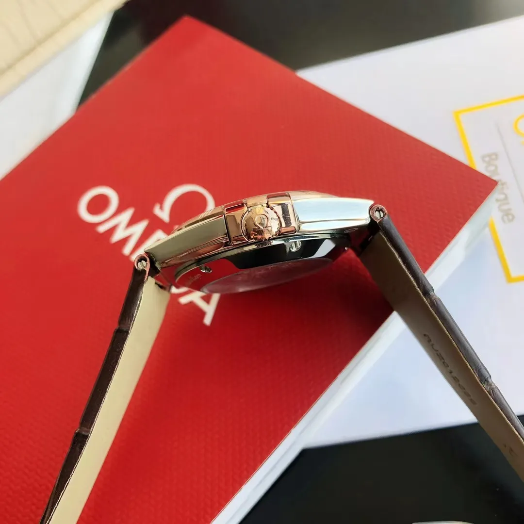 【High-end replica】💰1300! 【Customized all-in-one machine】💰1720! 2023 official new product - the fifth generation of Omega's "Constellation Gents" constellation series is on the market [color] After ten years of hard work, never give in! Another high-quality, ultra-affordable masterpiece that once again refreshes the "genuine appearance details, built-in brand new Citizen movement" [Movement] The entire network's exclusive replica of the Constellation series men's watch is equipped with the brand new Citizen 8215 automatic mechanical movement, exclusive corrected automatic hammer, the movement's kinetic energy is durable, accurate in travel time, ⭕️reworked [Case] 💯 Super waterproof, you can swim with confidence🚰 316L fine steel case, same material bracelet CNC cutting process, perfect shell shape and connection, vintage craftsmanship, the thinnest workmanship of the same level of movement [Details] The words are synchronized with the original strips, the texture is delicate, the disk surface is simple and elegant, the ring edge is hand-decorated and electroplated in a vacuum furnace, the color is uniform and bright, the original same color is complete, the strap is made of Italian calfskin with the original folding clasp