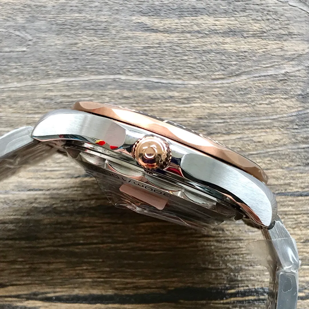 【Produced by Tw】Omega Seamaster 300m 42mm Diving Watch, now you can order the steel strap model with a cloth strap! Quantity is limited! Omega Seamaster series, made of 300M 316 stainless steel! Equipped with 8800 movement! Real shots of shipment.