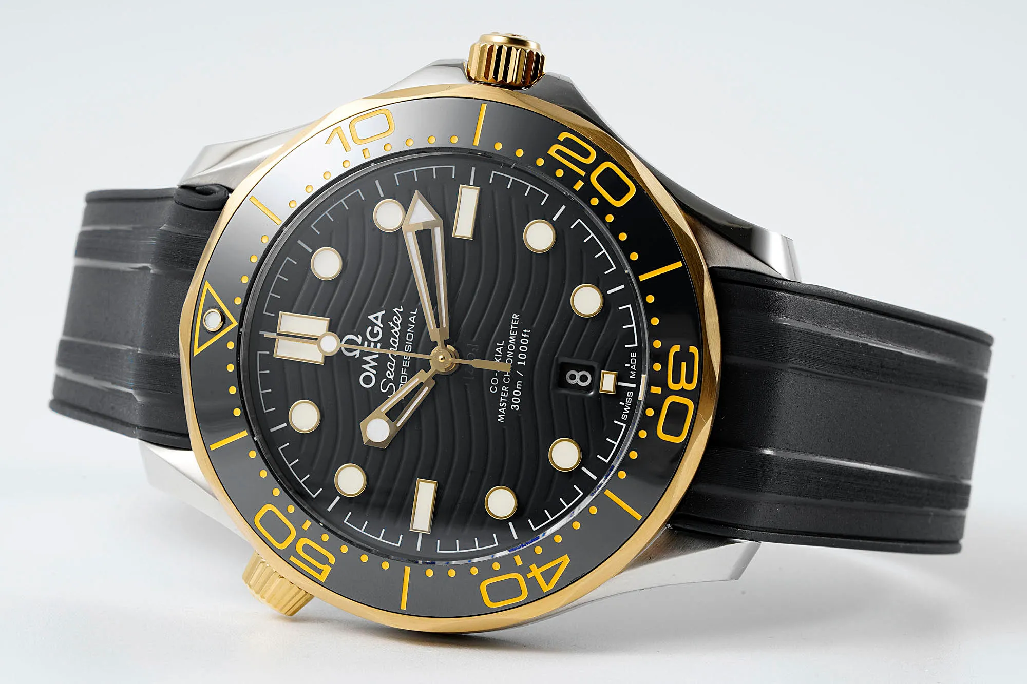 【Customized all-in-one machine】💰1720! 【Top Replica】💰3440! Omega Seamaster 300m series, 42mm, original 1-1 mold making now accepting reservations! The scales and characters on the ceramic ring adopt the "white enamel" process and are not easy to turn yellow. They remain pure white and shiny for a long time and the characters are brighter. The exhaust valve at 11 o'clock has been changed to a conical shape, and the bare edge of the bottom line of the new 300-meter case is not that big. Upgraded strap headband can be bent to fit your hand better, buckle can be adjusted in length, customized 8800 movement, Grade A quality
