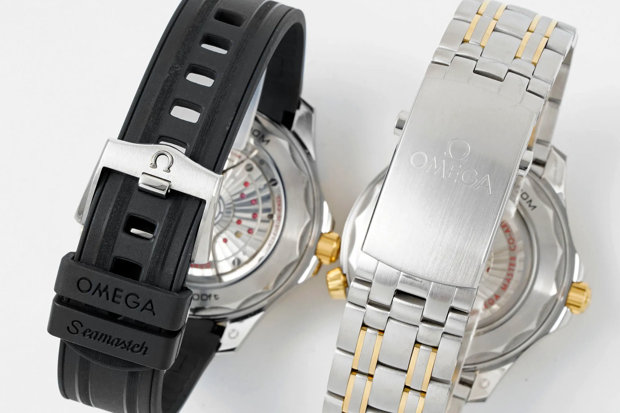 【Customized all-in-one machine】💰1720! 【Top Replica】💰3440! Omega Seamaster 300m series, 42mm, original 1-1 mold making now accepting reservations! The scales and characters on the ceramic ring adopt the "white enamel" process and are not easy to turn yellow. They remain pure white and shiny for a long time and the characters are brighter. The exhaust valve at 11 o'clock has been changed to a conical shape, and the bare edge of the bottom line of the new 300-meter case is not that big. Upgraded strap headband can be bent to fit your hand better, buckle can be adjusted in length, customized 8800 movement, Grade A quality