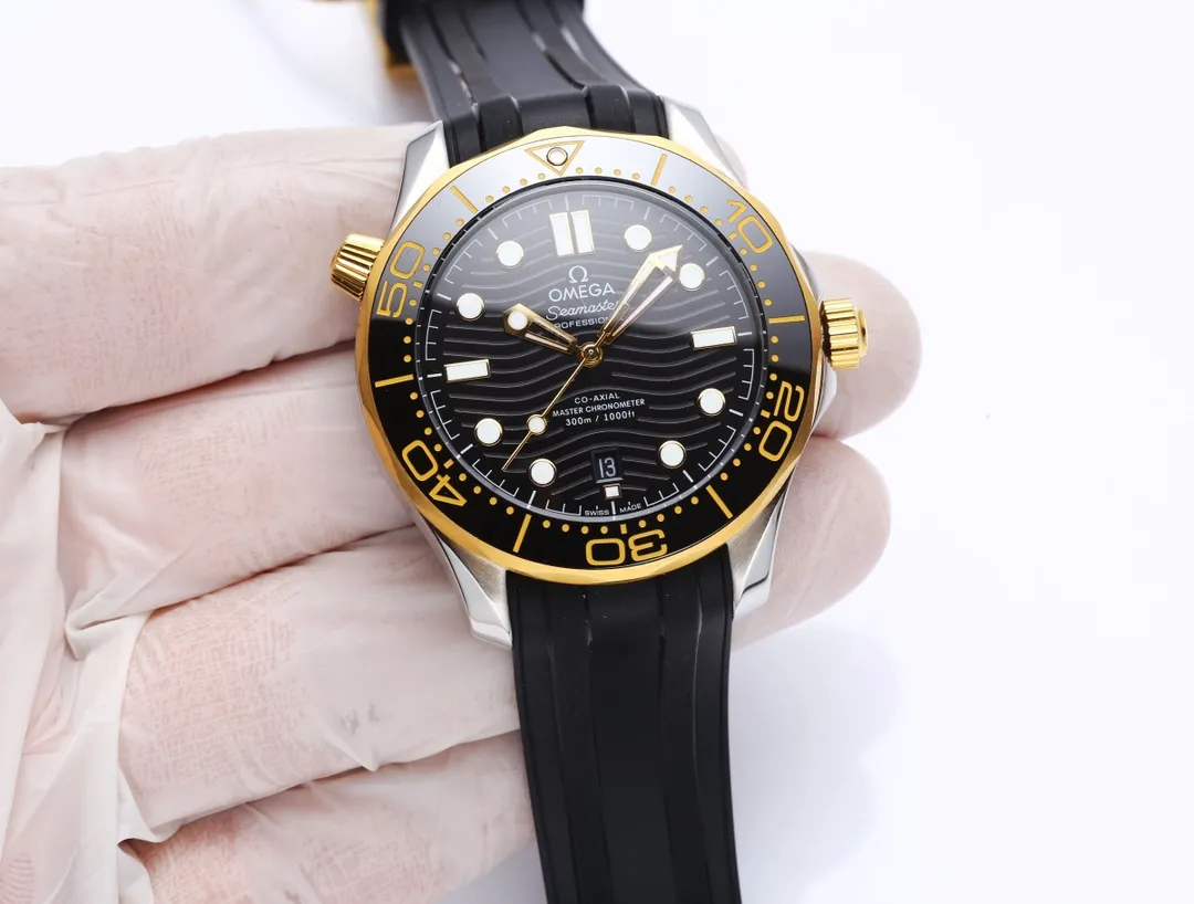 【High-end replica】💰1160! 【Customized all-in-one machine】💰1720! OMEGA SEAMASTER Seamaster Series 300m 300m Coaxial Master Chronometer 42mm 42mm Diving Watch, brushed stainless steel case partially polished. The bezel is made of ceramic and decorated with white enamel diving scales. The scales on the word ring are not easy to wear and fade, and the dome-shaped mirror is coated with anti-glare film Polished black ceramic dial, laser engraved ripple pattern, calendar window at 6 o'clock, hollow hands and embossed hour markers, rhodium-plated, and covered with Super-LumiNova luminous coating, blue and green two-color luminous, green luminous minute hand display with green luminous dots on the bezel for diving Oxygen countdown, multiple waterproof screw-in crowns, can be worn for real sea diving, conical shaped helium escape valve, corrugated edge design, transparent case back, beautiful movement of the movement can be clearly seen, replica 8800 oscillating weight, equipped with original buckle, imported fluorine rubber strap, soft texture, strong flexibility, can be worn in deep diving suits for diving. This picture was taken with custom all-in-one quality! (This product is shipped with three codes in one. Returns and exchanges require complete card tags)