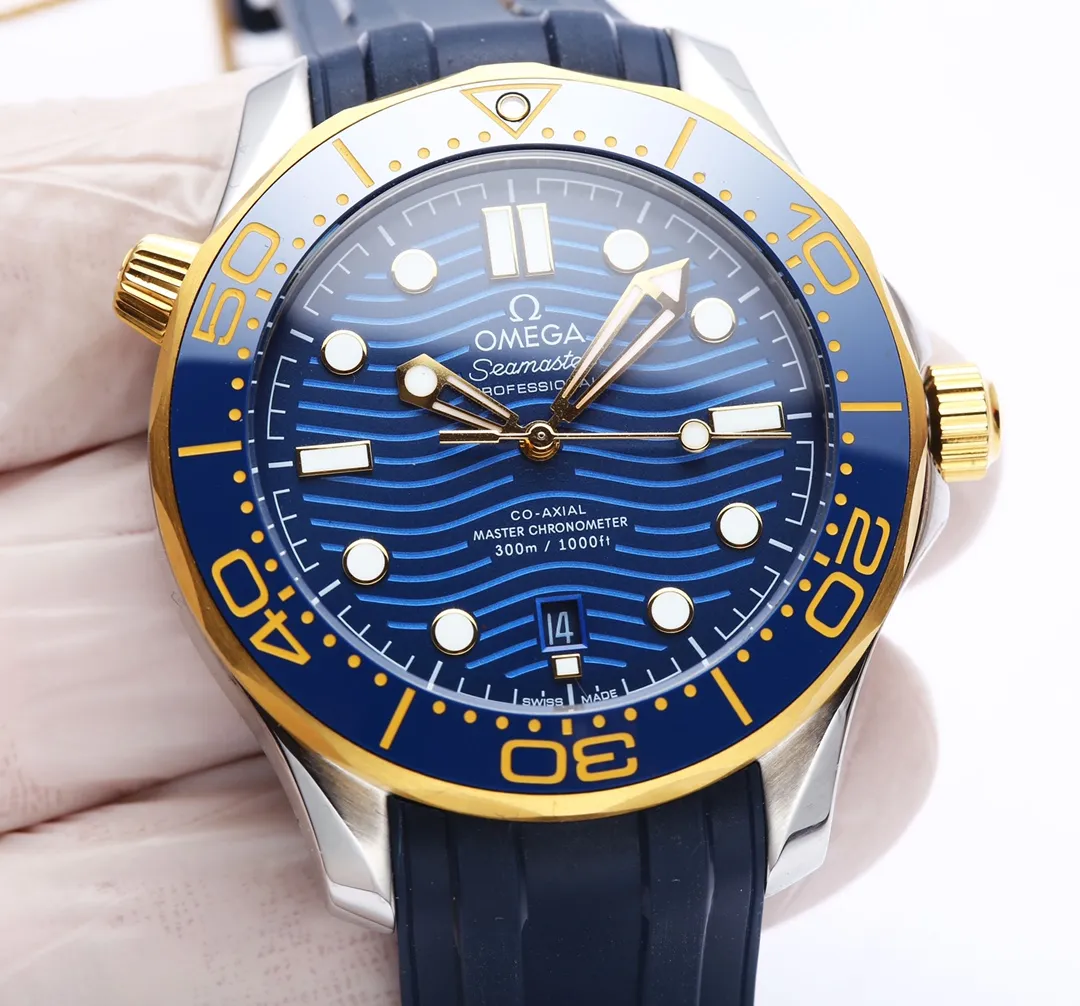 【High-end replica】💰1160! 【Customized all-in-one machine】💰1720! OMEGA SEAMASTER Seamaster Series 300m 300m Coaxial Master Chronometer 42mm 42mm Diving Watch, brushed stainless steel case partially polished. The bezel is made of ceramic and decorated with white enamel diving scales. The scales on the word ring are not easy to wear and fade, and the dome-shaped mirror is coated with anti-glare film Polished black ceramic dial, laser engraved ripple pattern, calendar window at 6 o'clock, hollow hands and embossed hour markers, rhodium-plated, and covered with Super-LumiNova luminous coating, blue and green two-color luminous, green luminous minute hand display with green luminous dots on the bezel for diving Oxygen countdown, multiple waterproof screw-in crowns, can be worn for real sea diving, conical shaped helium escape valve, corrugated edge design, transparent case back, beautiful movement of the movement can be clearly seen, replica 8800 oscillating weight, equipped with original buckle, imported fluorine rubber strap, soft texture, strong flexibility, can be worn in deep diving suits for diving. This picture was taken with custom all-in-one quality! (This product is shipped with three codes in one. Returns and exchanges require complete card tags)