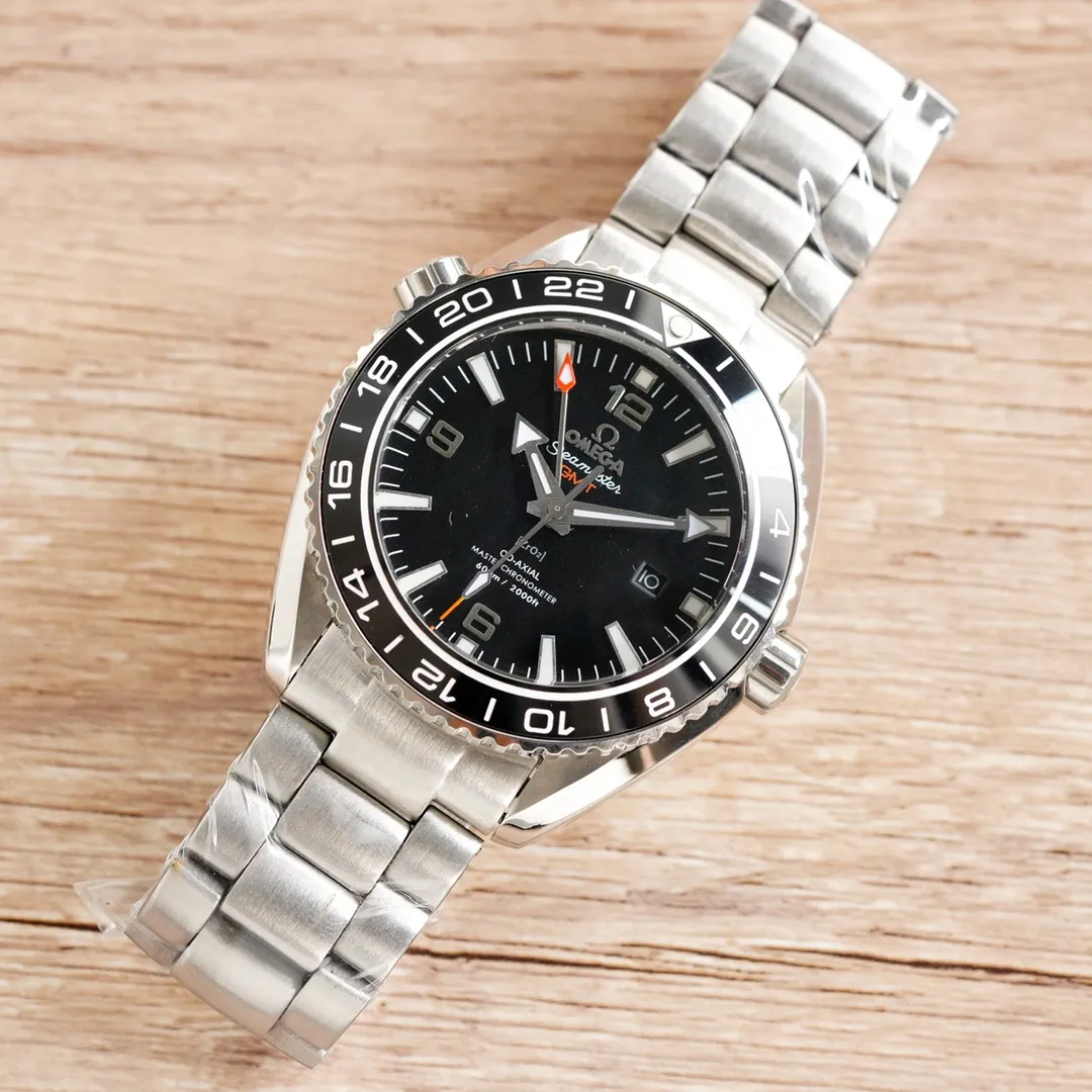 【High-end replica】💰1240! Top replica 💰Private chat! Omega Planet Ocean 600m GMT 24-hour display (can monotonic GMT function) five codes in one, warranty card, diamond card, observatory certification card, hang tag, etc. Exclusive number 87895505, exclusive quality, exclusive packaging. In 2021, the official website strongly recommends the exclusive quality of the Seamaster series 600-meter diving watch. [Model] 215.32.44.21.01.001 [Movement] Equipped with 8900/8906 automatic mechanical movement, original see-through design, corrected movement, accurate running time, strong practicality, 100% waterproof [Glass] With arched wear-resistant glass, diameter 43.5mm, thickness 15.5mm [Case] Made of 316L fine steel case, post-processed and polished, equipped with the only original one-way rotating chronograph ring with a ceramic ring in its class [Watch strap] Belt/tape/steel strap, buckle steel strap 316L fine steel brushed and polished, Italian imported cowhide with imported frog glue, steel strap with original Omega stretch buckle of the same level, fine-adjustable buckle, great value for the same level, please certify the exclusive details, the exclusive quality code is 87895505 Authentic copy-Reprint