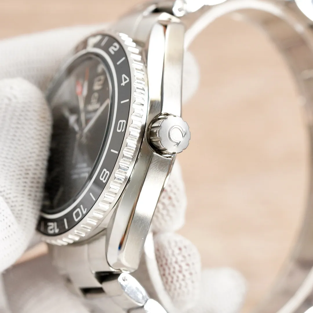 【High-end replica】💰1240! Top replica 💰Private chat! Omega Planet Ocean 600m GMT 24-hour display (can monotonic GMT function) five codes in one, warranty card, diamond card, observatory certification card, hang tag, etc. Exclusive number 87895505, exclusive quality, exclusive packaging. In 2021, the official website strongly recommends the exclusive quality of the Seamaster series 600-meter diving watch. [Model] 215.32.44.21.01.001 [Movement] Equipped with 8900/8906 automatic mechanical movement, original see-through design, corrected movement, accurate running time, strong practicality, 100% waterproof [Glass] With arched wear-resistant glass, diameter 43.5mm, thickness 15.5mm [Case] Made of 316L fine steel case, post-processed and polished, equipped with the only original one-way rotating chronograph ring with a ceramic ring in its class [Watch strap] Belt/tape/steel strap, buckle steel strap 316L fine steel brushed and polished, Italian imported cowhide with imported frog glue, steel strap with original Omega stretch buckle of the same level, fine-adjustable buckle, great value for the same level, please certify the exclusive details, the exclusive quality code is 87895505 Authentic copy-Reprint