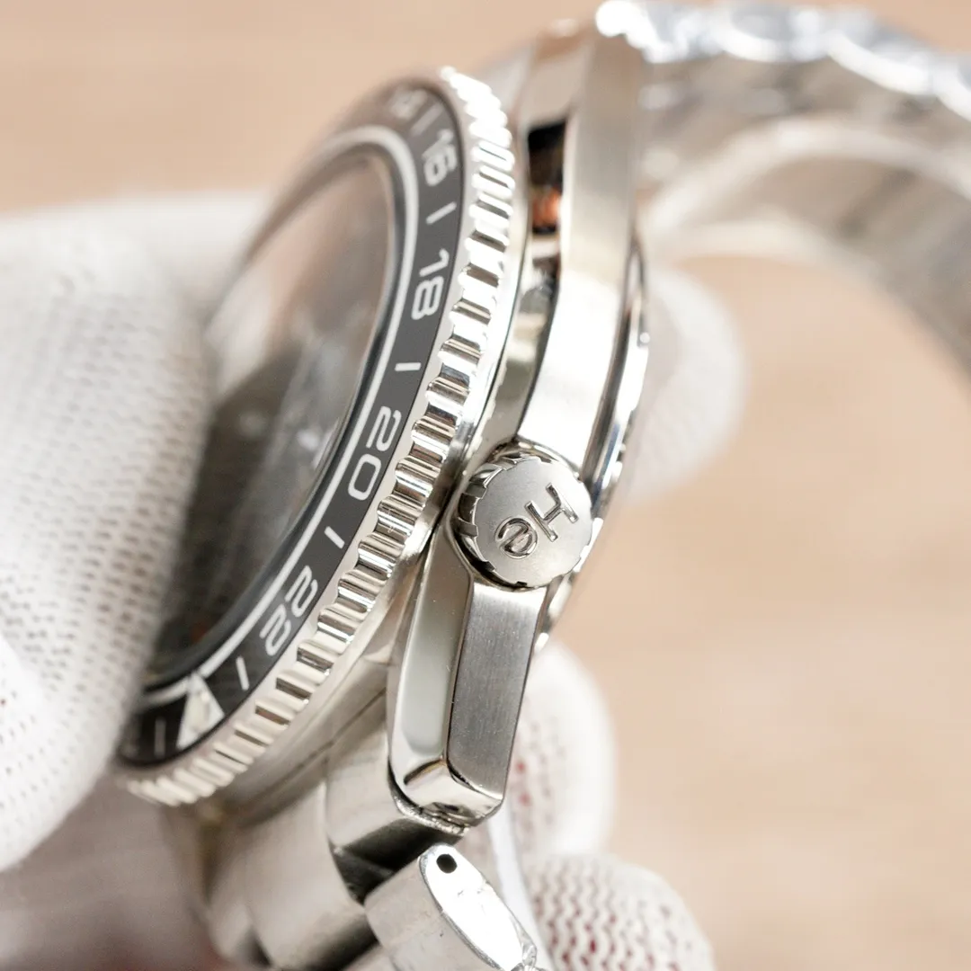【High-end replica】💰1240! Top replica 💰Private chat! Omega Planet Ocean 600m GMT 24-hour display (can monotonic GMT function) five codes in one, warranty card, diamond card, observatory certification card, hang tag, etc. Exclusive number 87895505, exclusive quality, exclusive packaging. In 2021, the official website strongly recommends the exclusive quality of the Seamaster series 600-meter diving watch. [Model] 215.32.44.21.01.001 [Movement] Equipped with 8900/8906 automatic mechanical movement, original see-through design, corrected movement, accurate running time, strong practicality, 100% waterproof [Glass] With arched wear-resistant glass, diameter 43.5mm, thickness 15.5mm [Case] Made of 316L fine steel case, post-processed and polished, equipped with the only original one-way rotating chronograph ring with a ceramic ring in its class [Watch strap] Belt/tape/steel strap, buckle steel strap 316L fine steel brushed and polished, Italian imported cowhide with imported frog glue, steel strap with original Omega stretch buckle of the same level, fine-adjustable buckle, great value for the same level, please certify the exclusive details, the exclusive quality code is 87895505 Authentic copy-Reprint