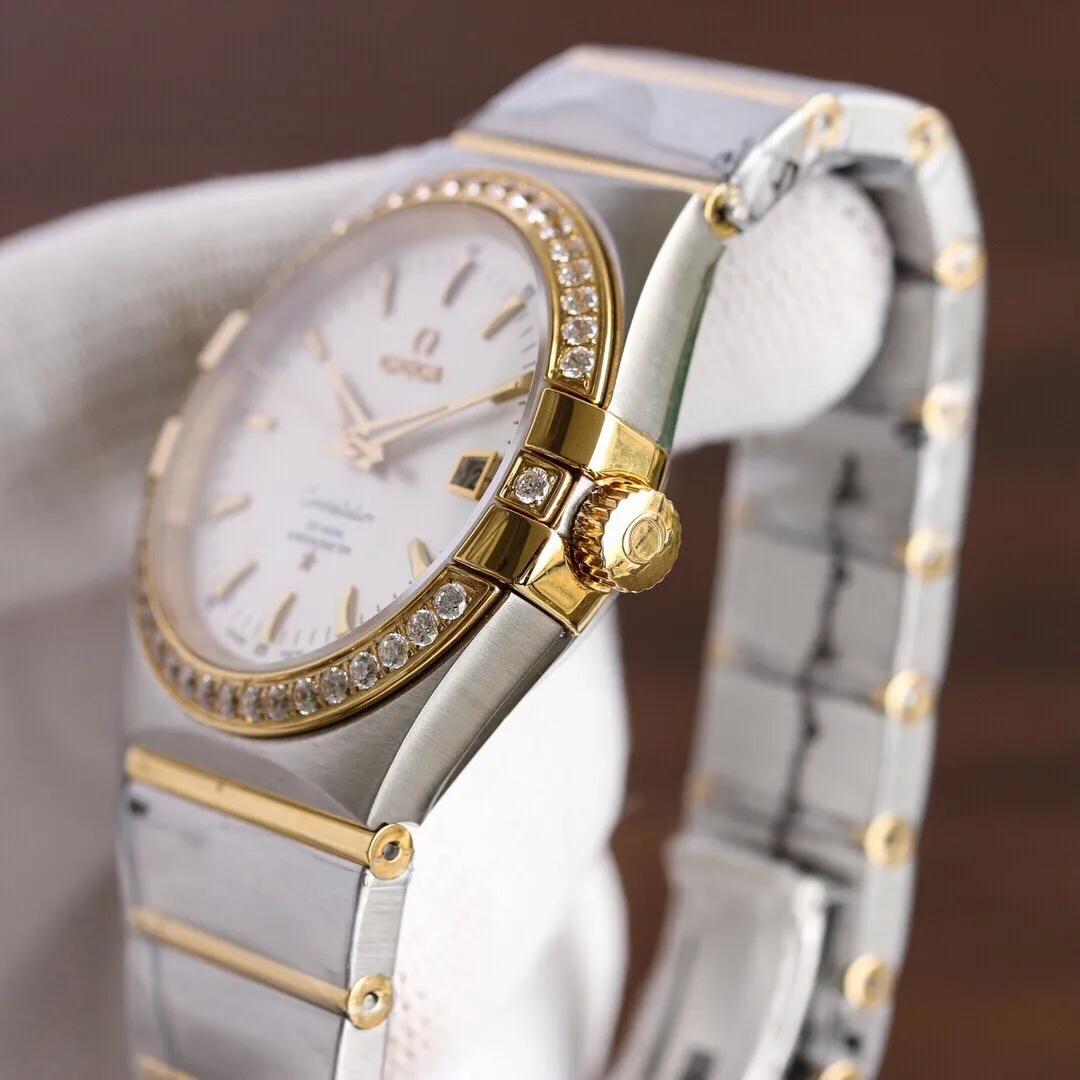 【Top replica】💰2360 each! Omega Constellation KKS brand new product launched. Three codes in one, exclusive quality, exclusive packaging. A new upgraded version will arrive in 2022. Corrected quality. Exclusively customized 8500 movement. Special design. Classic style in real photos. Eternal. Omega couple watch, double eagle constellation series, the male model is equipped with imported 8215 movement machinery (zero repair), the female model is equipped with imported Seiko NH05 movement machinery (zero repair)...Swiss quality 100% super waterproof luminous sapphire glass back design, size male 38mmx10.5, female 27mmx10.5, three-level waterproof, you can swim with confidence 🏊 The outside and the inside are the same. Unique! Create market-friendly prices! Welcome to forward and order! Please certify the exclusive KKS details. The KKS exclusive quality code is 80456374. Welcome to compare the quality.