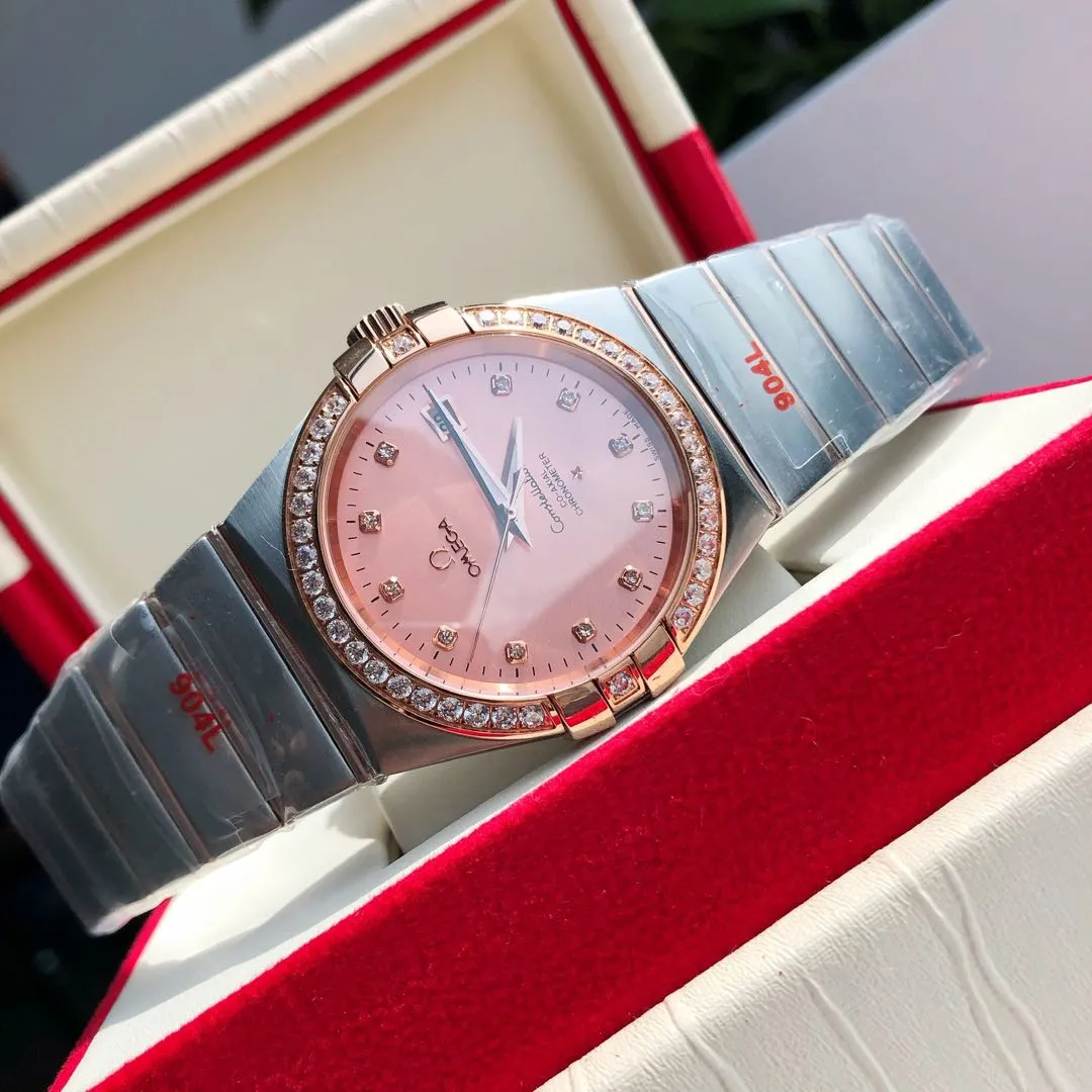 【High-end replica】💰1720! Constellation series couple watch. Men's size: 38/10.5mm. Women's size: 27/10.5mm [Annual masterpiece, classic hit] In 2020, GD produced another full series of high-quality products to fill the gap-Omega Constellation series fully automatic mechanical watch. It has been sharpened for ten years and never gives up! Another high-quality, ultra-affordable representative work produced by GD once again refreshes the "genuine appearance details, built-in new Citizen movement" [Movement] GD produces the entire network's exclusive replica Constellation series men's watch equipped with 💯 The new Citizen 8215 automatic mechanical movement, and the women's watch is equipped with 💯 The new Citizen 6T51 automatic mechanical movement, exclusive correction of the 8501 original automatic hammer, the kinetic energy of the movement is durable, and the travel time is accurate, ⭕️ Reworked [Case] 💯 Super waterproof, you can swim with confidence 🚰 316L stainless steel case, CNC cutting process for the same material bracelet, perfect shell shape and joints, replica craftsmanship, the thinnest workmanship of the same level of movement‼ ️ Equipped with a high-quality Swarovski crystal diamond ring (not an ordinary pickaxe stone), it is colorful under the sun [Details] The original strips and diamond sides are optional, and the original ones are all the same color. The bracelet is equipped with the only original folding clasp in its class, and the sapphire anti-scratch glass mirror reads clearly [Inventory] 1000+ in the whole series, long-term replenishment supply ⚠️Please look for the exclusive quality of GD products