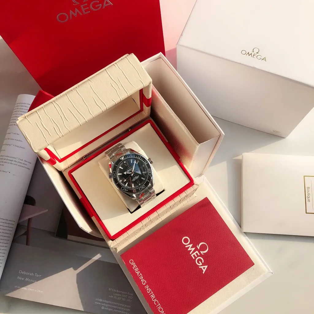 【High-end replica】💰1240! 【Customized all-in-one machine】💰1760! The 2023 new upgraded Omega Seamaster 600-meter diving watch rubber strap model has arrived in full color. The ceramic bezel is unique to the whole network. The internal repair is the Citizen 9015 all-in-one mechanical movement, and the external repair details are synchronized with the original ones. [Movement] Equipped with 💯 Brand new Japanese original Citizen 9015 automatic mechanical movement, original see-through design, corrected movement rotor, 0️⃣repair, accurate timing, strong practicality [Case] Made of 316L stainless steel, with gold plating in the exclusive vacuum furnace on the entire network, equipped with the only original ceramic one-way rotating chronograph ring in its class [Bracelet] The official synchronous rubber strap or 316 stainless steel five-bead bracelet of the Seamaster 600-meter diving watch is optional! This picture shows the quality of a customized all-in-one machine!
