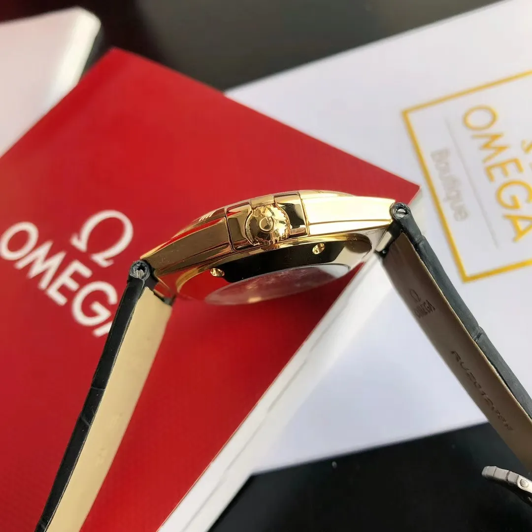 【High-end replica】💰1300! 【Customized all-in-one machine】💰1720! 2023 official new product - the fifth generation of Omega's "Constellation Gents" constellation series is on the market [color] After ten years of hard work, never give in! Another high-quality, ultra-affordable masterpiece that once again refreshes the "genuine appearance details, built-in brand new Citizen movement" [Movement] The entire network's exclusive replica of the Constellation series men's watch is equipped with the brand new Citizen 8215 automatic mechanical movement, exclusive corrected automatic hammer, the movement's kinetic energy is durable, accurate in travel time, ⭕️reworked [Case] 💯 Super waterproof, you can swim with confidence🚰 316L fine steel case, same material bracelet CNC cutting process, perfect shell shape and connection, vintage craftsmanship, the thinnest workmanship of the same level of movement [Details] The words are synchronized with the original strips, the texture is delicate, the disk surface is simple and elegant, the ring edge is hand-decorated and electroplated in a vacuum furnace, the color is uniform and bright, the original same color is complete, the strap is made of Italian calfskin with the original folding clasp