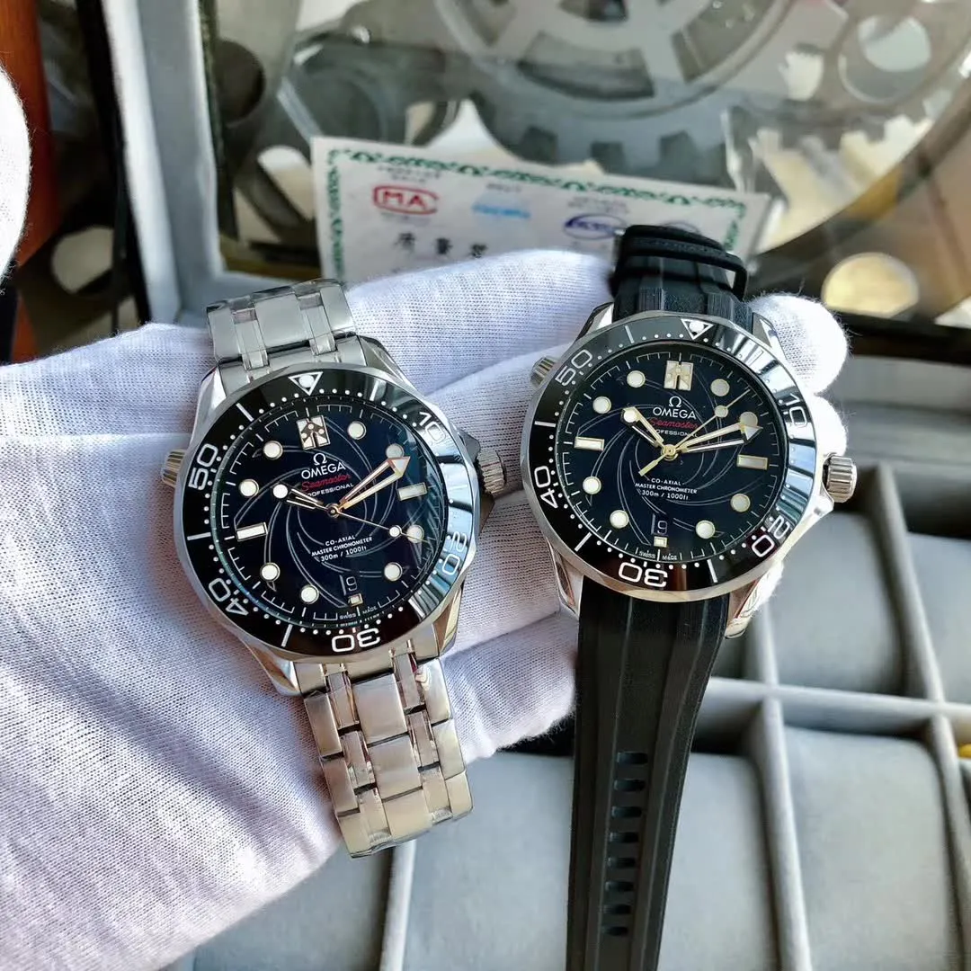 【Foreign trade import】💰2400! OMEGA Omega Seamaster series. This classic and tough timepiece continues Omega’s glorious marine legend. The unique dial design of the Omega Seamaster Aqua Terra is reminiscent of tornado waves. The 45 mm 316L stainless steel case is equipped with a ceramic bezel and is paired with a 361 stainless steel strap or tape imported from Thailand. This certified chronometer is powered by Caliber 8800. 3-digit calendar display. The operation of the movement is clearly visible through the transparent case back.