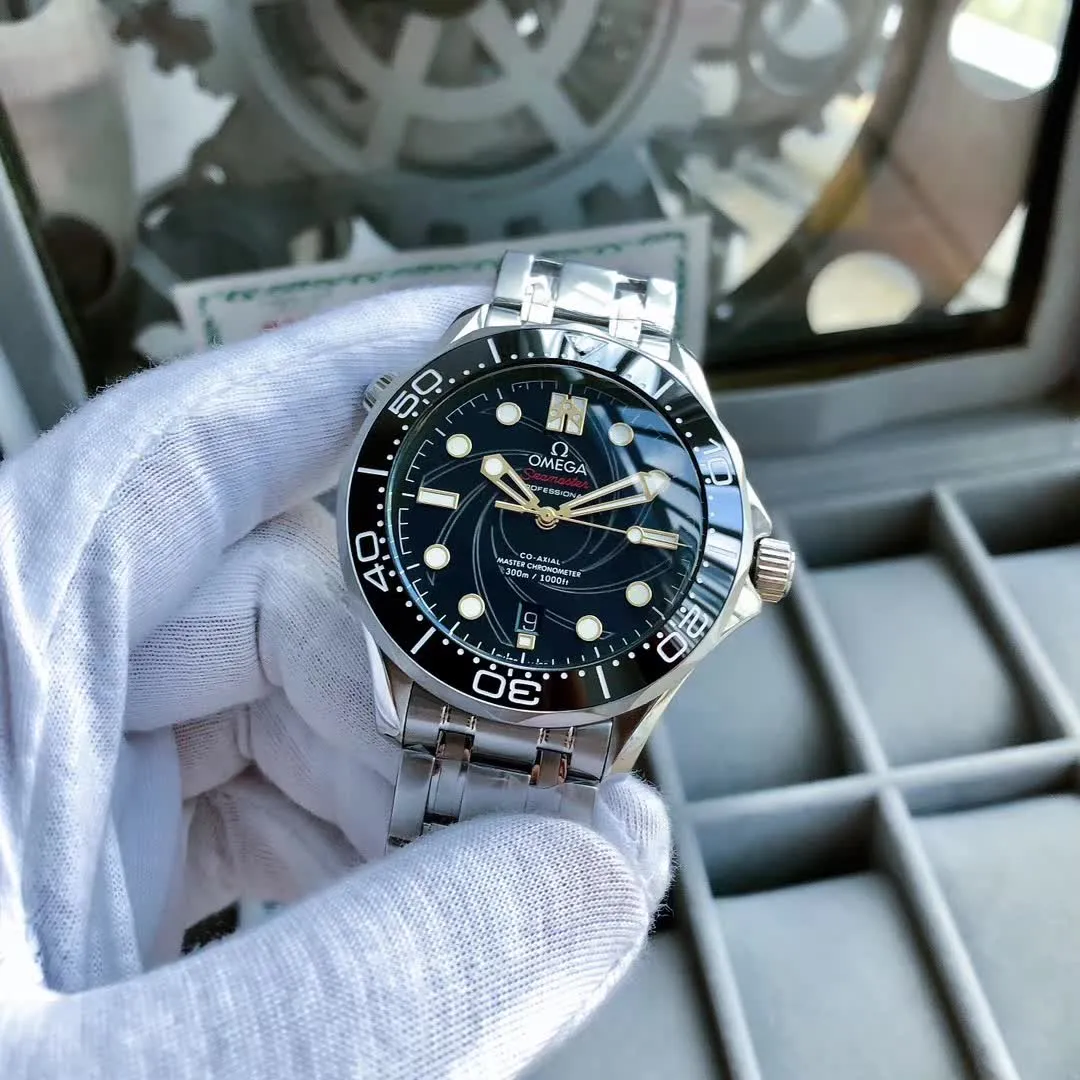 【Foreign trade import】💰2400! OMEGA Omega Seamaster series. This classic and tough timepiece continues Omega’s glorious marine legend. The unique dial design of the Omega Seamaster Aqua Terra is reminiscent of tornado waves. The 45 mm 316L stainless steel case is equipped with a ceramic bezel and is paired with a 361 stainless steel strap or tape imported from Thailand. This certified chronometer is powered by Caliber 8800. 3-digit calendar display. The operation of the movement is clearly visible through the transparent case back.