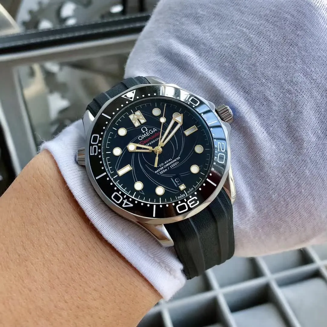 【Foreign trade import】💰2400! OMEGA Omega Seamaster series. This classic and tough timepiece continues Omega’s glorious marine legend. The unique dial design of the Omega Seamaster Aqua Terra is reminiscent of tornado waves. The 45 mm 316L stainless steel case is equipped with a ceramic bezel and is paired with a 361 stainless steel strap or tape imported from Thailand. This certified chronometer is powered by Caliber 8800. 3-digit calendar display. The operation of the movement is clearly visible through the transparent case back.