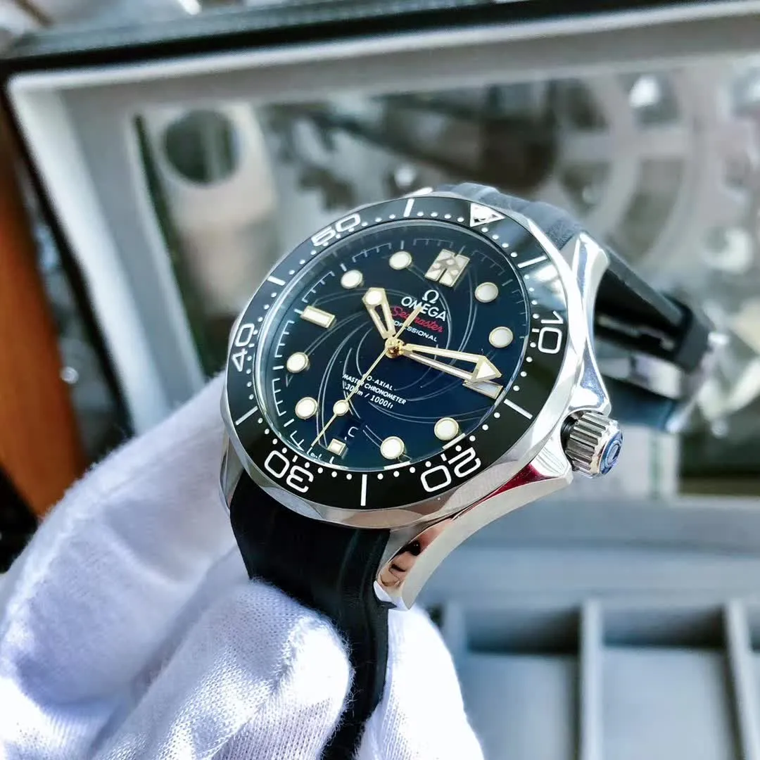 【Foreign trade import】💰2400! OMEGA Omega Seamaster series. This classic and tough timepiece continues Omega’s glorious marine legend. The unique dial design of the Omega Seamaster Aqua Terra is reminiscent of tornado waves. The 45 mm 316L stainless steel case is equipped with a ceramic bezel and is paired with a 361 stainless steel strap or tape imported from Thailand. This certified chronometer is powered by Caliber 8800. 3-digit calendar display. The operation of the movement is clearly visible through the transparent case back.