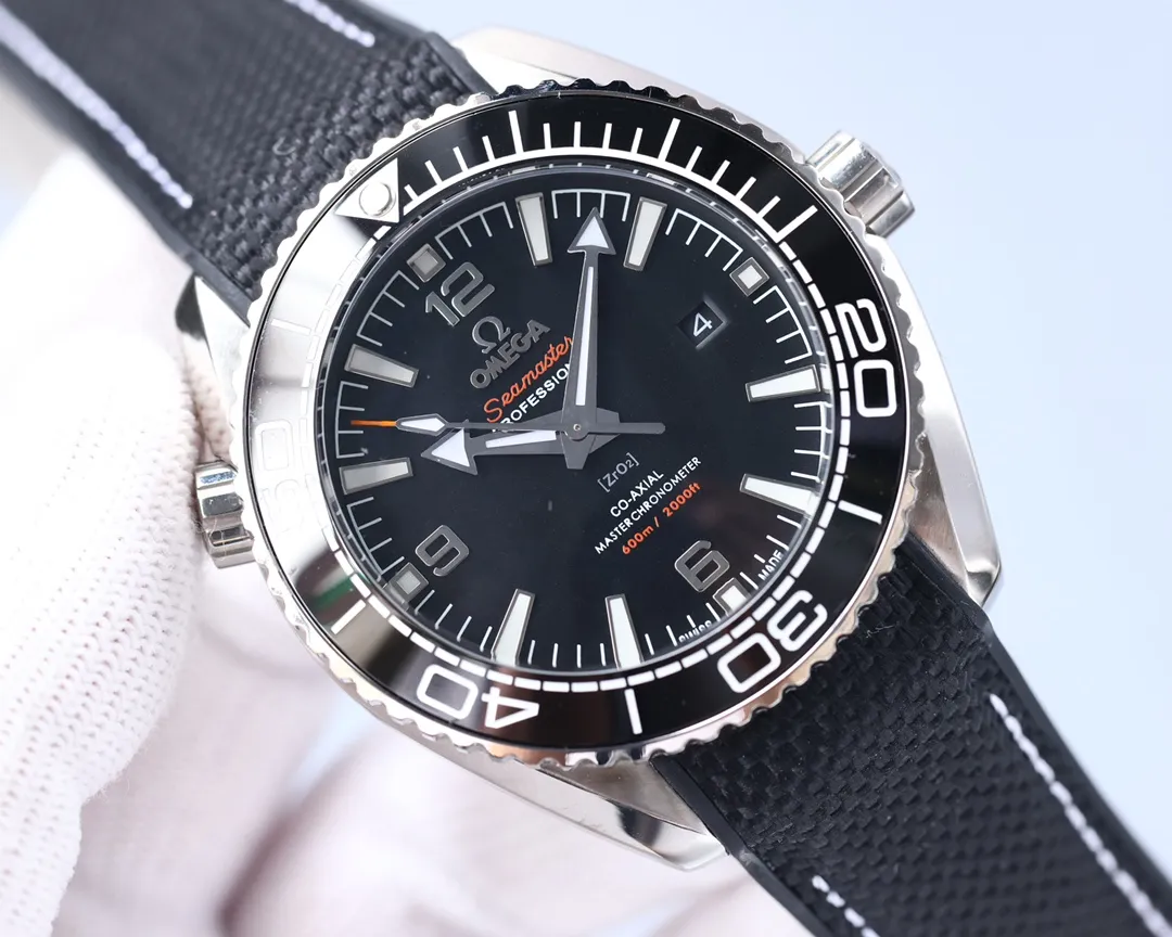 【Top replica】💰3300! Omega Planet Ocean 600 meters, the entire series of watches once again reaches the top! Five codes in one, warranty card, diamond card, observatory certification card, hang tag, etc. Exclusive number 87895505, exclusive quality, exclusive packaging. In 2021, the official website strongly recommends the exclusive quality of the Seamaster series 600-meter diving watch. [Model] 215.32.44.21.01.001 [Movement] Equipped with 8900/8906 automatic mechanical movement, original see-through design, corrected movement, accurate running time, strong practicality, 100% waterproof [Glass] With arched wear-resistant glass, diameter 43.5mm, thickness 15.5mm [Case] Made of 316L stainless steel, post-processed and polished, equipped with the only original ceramic ring in its class with an original one-way rotating timing ring. [Watch strap] Belt/tape/steel strap, buckle steel strap 316L fine steel brushed and polished, Italian imported cowhide with imported frog glue, steel strap with same-level original Omega stretch buckle, same-level value, please certify exclusive details, exclusive quality code is 87895505 Authentic copy-Reprint🔥Top product, high quality products constantly🔥
