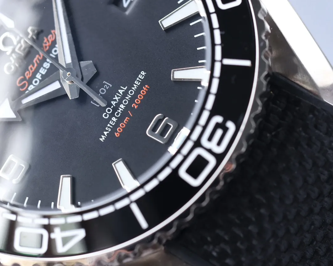 【Top replica】💰3300! Omega Planet Ocean 600 meters, the entire series of watches once again reaches the top! Five codes in one, warranty card, diamond card, observatory certification card, hang tag, etc. Exclusive number 87895505, exclusive quality, exclusive packaging. In 2021, the official website strongly recommends the exclusive quality of the Seamaster series 600-meter diving watch. [Model] 215.32.44.21.01.001 [Movement] Equipped with 8900/8906 automatic mechanical movement, original see-through design, corrected movement, accurate running time, strong practicality, 100% waterproof [Glass] With arched wear-resistant glass, diameter 43.5mm, thickness 15.5mm [Case] Made of 316L stainless steel, post-processed and polished, equipped with the only original ceramic ring in its class with an original one-way rotating timing ring. [Watch strap] Belt/tape/steel strap, buckle steel strap 316L fine steel brushed and polished, Italian imported cowhide with imported frog glue, steel strap with same-level original Omega stretch buckle, same-level value, please certify exclusive details, exclusive quality code is 87895505 Authentic copy-Reprint🔥Top product, high quality products constantly🔥