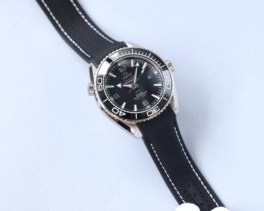 【Top replica】💰3300! Omega Planet Ocean 600 meters, the entire series of watches once again reaches the top! Five codes in one, warranty card, diamond card, observatory certification card, hang tag, etc. Exclusive number 87895505, exclusive quality, exclusive packaging. In 2021, the official website strongly recommends the exclusive quality of the Seamaster series 600-meter diving watch. [Model] 215.32.44.21.01.001 [Movement] Equipped with 8900/8906 automatic mechanical movement, original see-through design, corrected movement, accurate running time, strong practicality, 100% waterproof [Glass] With arched wear-resistant glass, diameter 43.5mm, thickness 15.5mm [Case] Made of 316L stainless steel, post-processed and polished, equipped with the only original ceramic ring in its class with an original one-way rotating timing ring. [Watch strap] Belt/tape/steel strap, buckle steel strap 316L fine steel brushed and polished, Italian imported cowhide with imported frog glue, steel strap with same-level original Omega stretch buckle, same-level value, please certify exclusive details, exclusive quality code is 87895505 Authentic copy-Reprint🔥Top product, high quality products constantly🔥