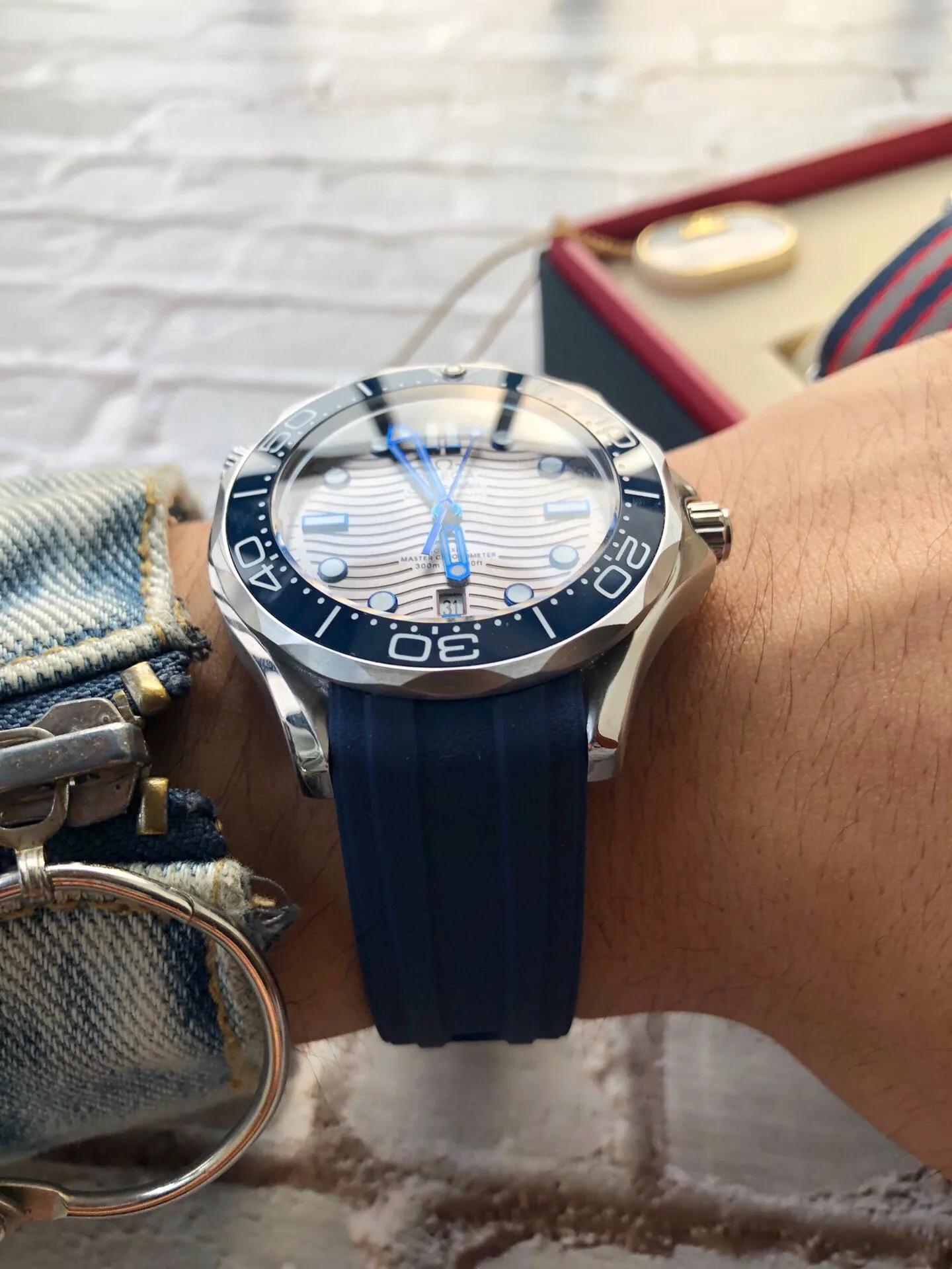 【High-end replica】💰970! The Omega Seamaster series is made of ceramic rings with strict and consistent details. 🇨🇳Original synchronization, the same size of 42mm, equipped with a fully automatic imported Citizen 8215 mechanical movement. On the occasion of the 25th anniversary of the launch of the diving watch, the new classic Seamaster series 300-meter diving watch was born against this background. This watch produced by Qiao Qiao really innovates and changes the brand's Haima series from the inside out.
