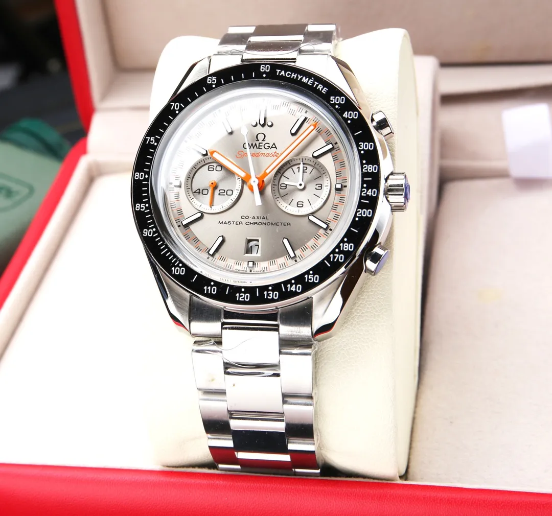 【High-end replica】💰1920! The new Omega Speedmaster racing watch is released. This watch uses a 42mm stainless steel case and a 904L bracelet, with a black ceramic bezel ring. The original model is re-engraved and equipped with an imported mechanical fully automatic movement, truly achieving zero repairs. Lug distance: 20mm Bracelet: Cowhide strap (stainless steel strap) Case: Stainless steel case Mirror: Arc-shaped double-sided anti-reflective and wear-resistant glass Waterproof performance: 5 atmospheres (50 meters / 167 feet