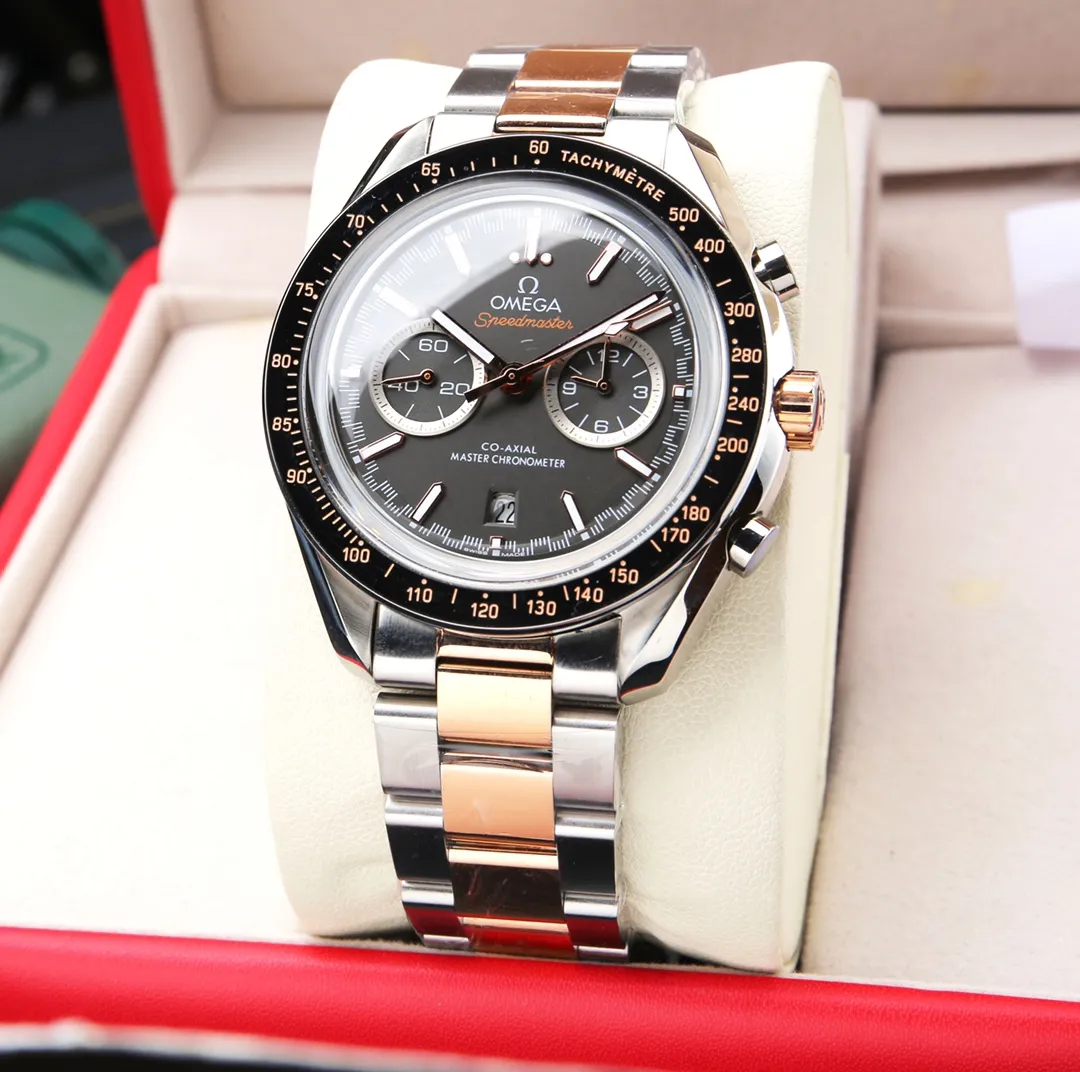 【High-end replica】💰1920! The new Omega Speedmaster racing watch is released. This watch uses a 42mm stainless steel case and a 904L bracelet, with a black ceramic bezel ring. The original model is re-engraved and equipped with an imported mechanical fully automatic movement, truly achieving zero repairs. Lug distance: 20mm Bracelet: Cowhide strap (stainless steel strap) Case: Stainless steel case Mirror: Arc-shaped double-sided anti-reflective and wear-resistant glass Waterproof performance: 5 atmospheres (50 meters / 167 feet