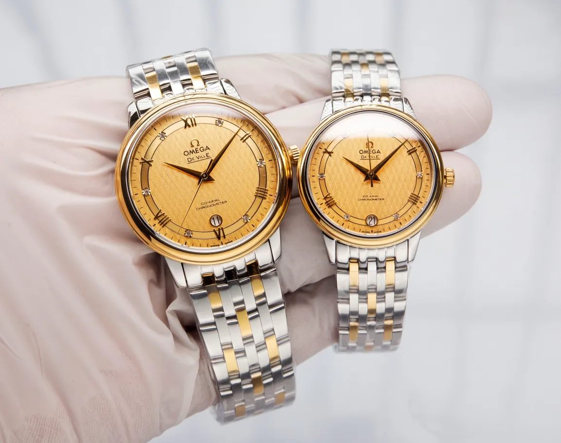 【Customized all-in-one machine】💰1920! Omega-De Ville Series-Couple Watches! Genuine mold opening, 👏The lettering is the same as the original product with sun pattern, the curved surface is upgraded to high-definition arched double sapphire glass (clearer display, anti-scratch) 👏The back of the steel belt is also synchronized with the original laser product batch number! It took 9 months to make many corrections and upgrades to create a 1:1 shell model, striving for perfection! The diameter of men's clothing is 39.5mm, and the diameter of women's clothing is 32.7mm👏! The style adopts the original Citizen 9015 all-in-one mechanical movement, which vibrates 28,800 times per hour, and has zero repair quality. The style is matched with Italian cowhide to make the wrist more comfortable and comfortable. The strap body/buckle is engraved with the classic "OMEGA" logo, which is generous and classy. Real shot🔰Please pay attention to the details! (Focus on original new machines) Focus is an attitude, produced by JH!
