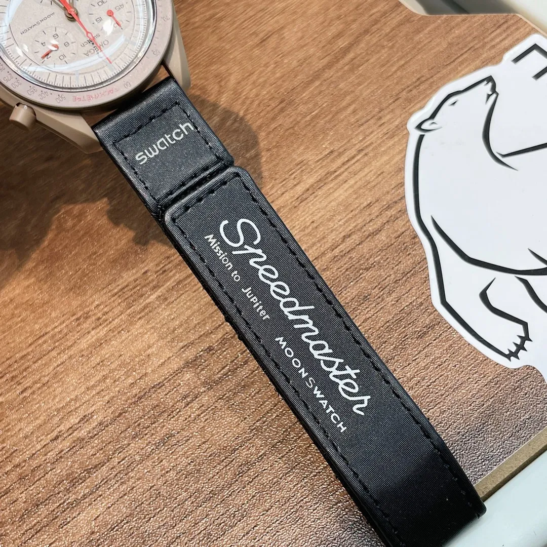[Original order quality] 💰700! 【Purchasing quality】💰960! Omega co-branded Swatch, the top version on the market, made of real bioceramic material! Distinguish low-end products in the market! OMEGAxSWATCH Omega x Swatch joint model BIOCERAMIC MOONSWATCH joint watch, this series of watches has a total of 11 models, all named after planetary bodies. They are: Mission to the Sun (gold) Mission to Mercury (dark gray) Mission to Venus (pink) Mission to Earth (blue) Mission to the Moon (black) Mission to Mars (white) Mission to Jupiter (bronze) Mission to Saturn (beige) Mission to Uranus (light blue) Mission to Neptune (dark blue) Mission to Pluto (grey) Each one represents the characteristics of a different planet and uses its elements to decorate the dial, making people want to collect the entire series at once.  Swiss quartz machine, size 42mm. The Velcro strap is waterproof and easy to wear. It is worth buying. It can be collected and given as a gift. It has 11 colors and represents the 11 planets in the universe. The colors are bright and this summer accessory is a must-have!