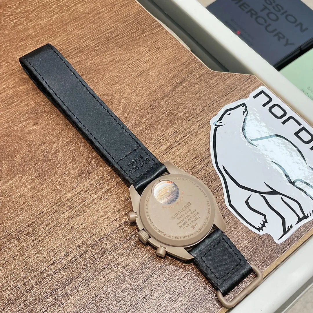 [Original order quality] 💰700! 【Purchasing quality】💰960! Omega co-branded Swatch, the top version on the market, made of real bioceramic material! Distinguish low-end products in the market! OMEGAxSWATCH Omega x Swatch joint model BIOCERAMIC MOONSWATCH joint watch, this series of watches has a total of 11 models, all named after planetary bodies. They are: Mission to the Sun (gold) Mission to Mercury (dark gray) Mission to Venus (pink) Mission to Earth (blue) Mission to the Moon (black) Mission to Mars (white) Mission to Jupiter (bronze) Mission to Saturn (beige) Mission to Uranus (light blue) Mission to Neptune (dark blue) Mission to Pluto (grey) Each one represents the characteristics of a different planet and uses its elements to decorate the dial, making people want to collect the entire series at once.  Swiss quartz machine, size 42mm. The Velcro strap is waterproof and easy to wear. It is worth buying. It can be collected and given as a gift. It has 11 colors and represents the 11 planets in the universe. The colors are bright and this summer accessory is a must-have!