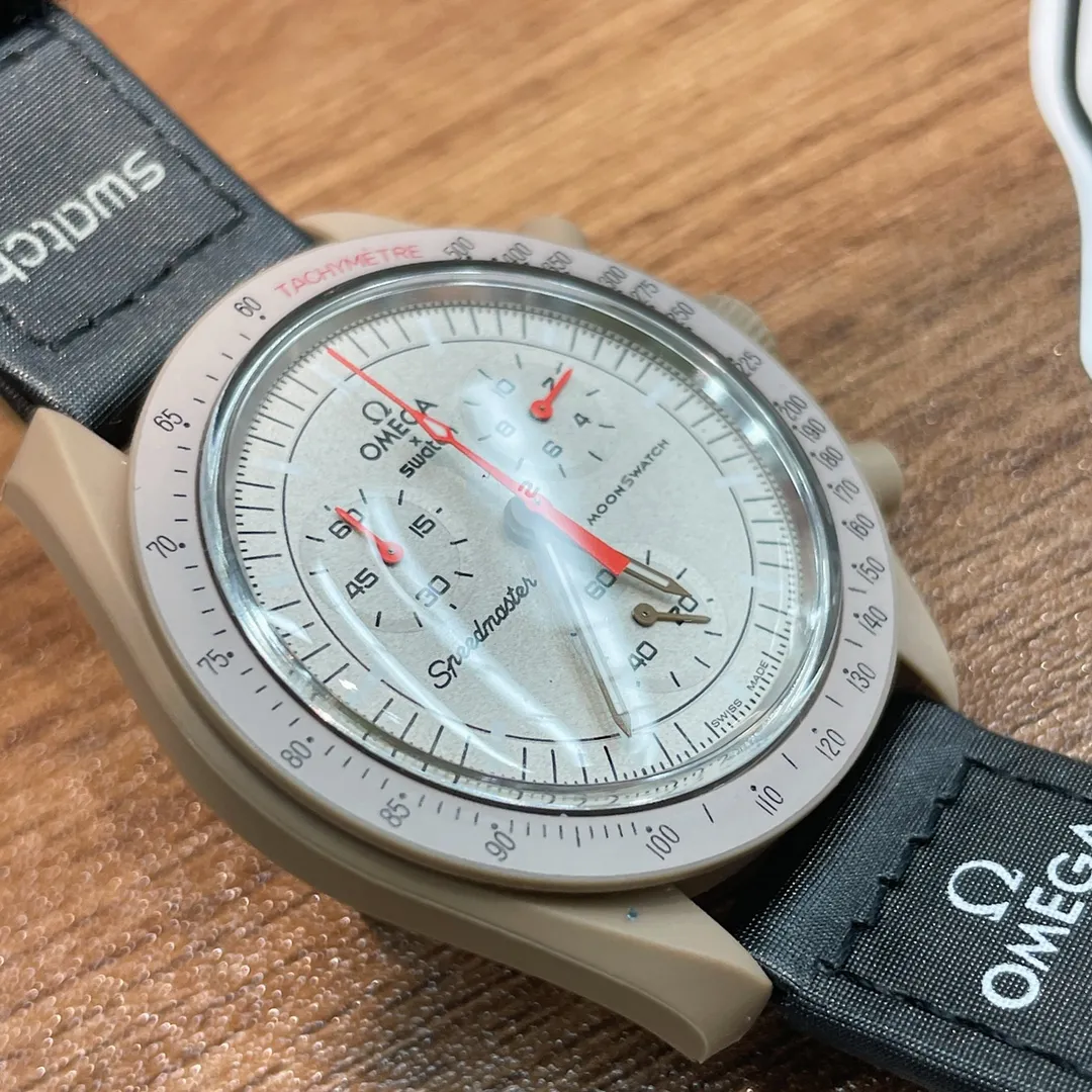 [Original order quality] 💰700! 【Purchasing quality】💰960! Omega co-branded Swatch, the top version on the market, made of real bioceramic material! Distinguish low-end products in the market! OMEGAxSWATCH Omega x Swatch joint model BIOCERAMIC MOONSWATCH joint watch, this series of watches has a total of 11 models, all named after planetary bodies. They are: Mission to the Sun (gold) Mission to Mercury (dark gray) Mission to Venus (pink) Mission to Earth (blue) Mission to the Moon (black) Mission to Mars (white) Mission to Jupiter (bronze) Mission to Saturn (beige) Mission to Uranus (light blue) Mission to Neptune (dark blue) Mission to Pluto (grey) Each one represents the characteristics of a different planet and uses its elements to decorate the dial, making people want to collect the entire series at once.  Swiss quartz machine, size 42mm. The Velcro strap is waterproof and easy to wear. It is worth buying. It can be collected and given as a gift. It has 11 colors and represents the 11 planets in the universe. The colors are bright and this summer accessory is a must-have!