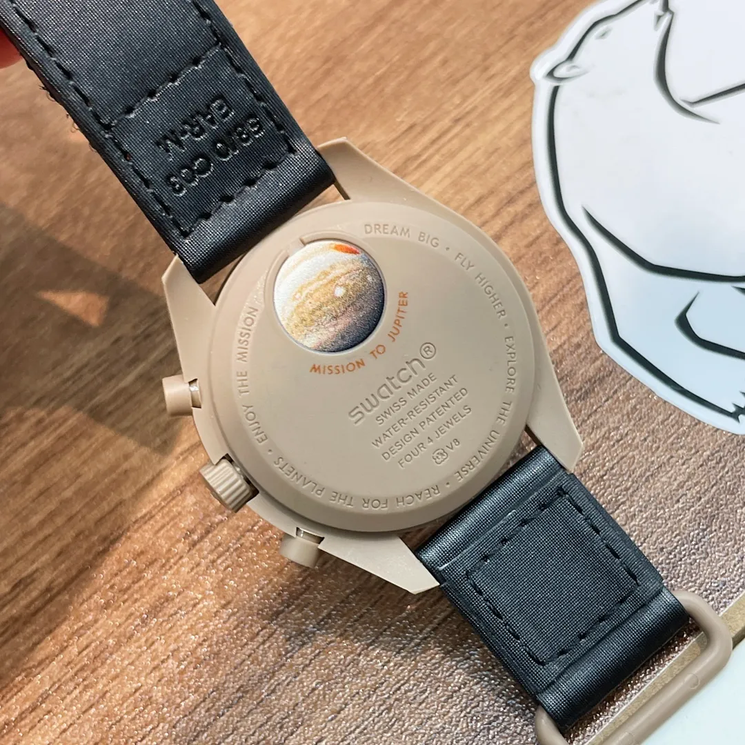 [Original order quality] 💰700! 【Purchasing quality】💰960! Omega co-branded Swatch, the top version on the market, made of real bioceramic material! Distinguish low-end products in the market! OMEGAxSWATCH Omega x Swatch joint model BIOCERAMIC MOONSWATCH joint watch, this series of watches has a total of 11 models, all named after planetary bodies. They are: Mission to the Sun (gold) Mission to Mercury (dark gray) Mission to Venus (pink) Mission to Earth (blue) Mission to the Moon (black) Mission to Mars (white) Mission to Jupiter (bronze) Mission to Saturn (beige) Mission to Uranus (light blue) Mission to Neptune (dark blue) Mission to Pluto (grey) Each one represents the characteristics of a different planet and uses its elements to decorate the dial, making people want to collect the entire series at once.  Swiss quartz machine, size 42mm. The Velcro strap is waterproof and easy to wear. It is worth buying. It can be collected and given as a gift. It has 11 colors and represents the 11 planets in the universe. The colors are bright and this summer accessory is a must-have!