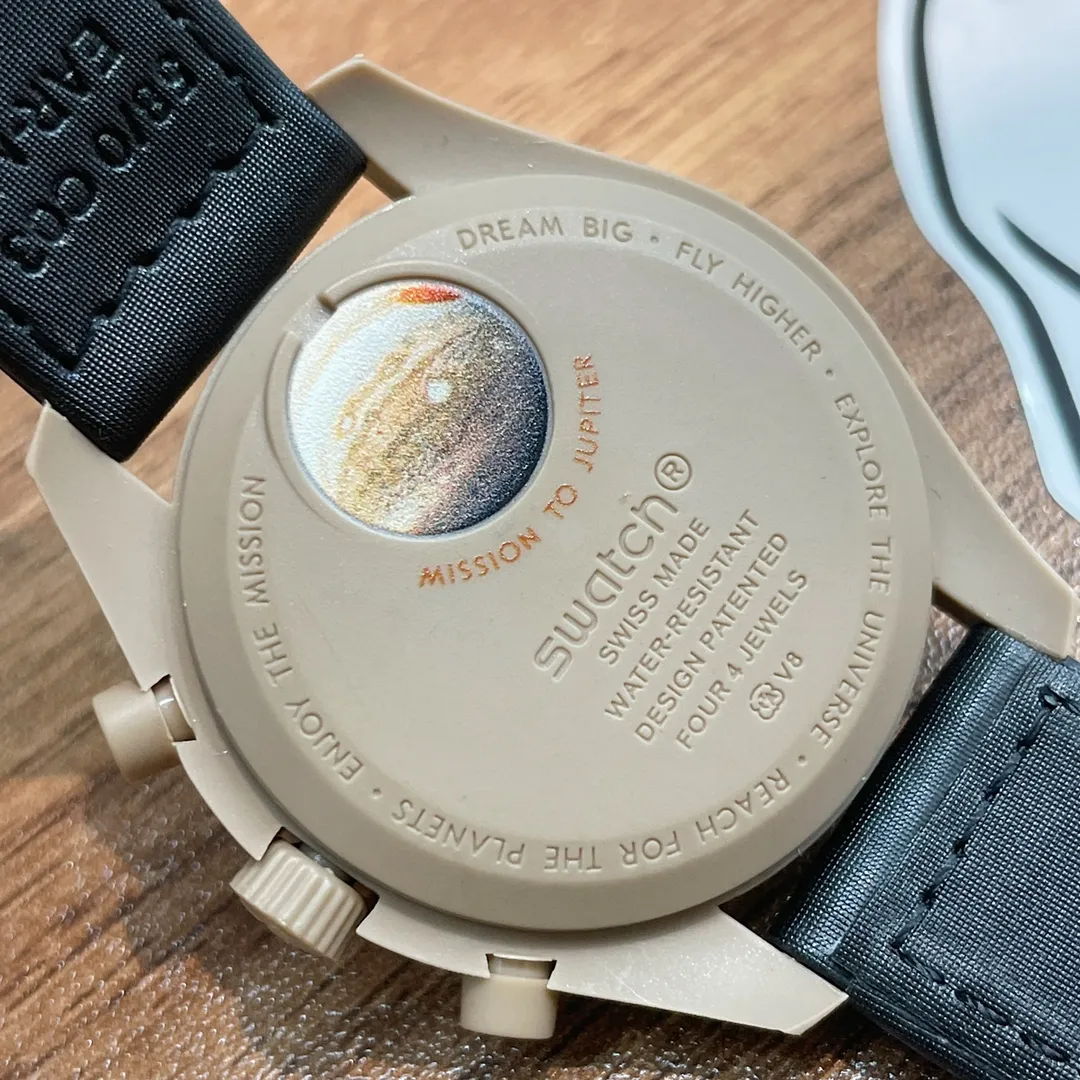 [Original order quality] 💰700! 【Purchasing quality】💰960! Omega co-branded Swatch, the top version on the market, made of real bioceramic material! Distinguish low-end products in the market! OMEGAxSWATCH Omega x Swatch joint model BIOCERAMIC MOONSWATCH joint watch, this series of watches has a total of 11 models, all named after planetary bodies. They are: Mission to the Sun (gold) Mission to Mercury (dark gray) Mission to Venus (pink) Mission to Earth (blue) Mission to the Moon (black) Mission to Mars (white) Mission to Jupiter (bronze) Mission to Saturn (beige) Mission to Uranus (light blue) Mission to Neptune (dark blue) Mission to Pluto (grey) Each one represents the characteristics of a different planet and uses its elements to decorate the dial, making people want to collect the entire series at once.  Swiss quartz machine, size 42mm. The Velcro strap is waterproof and easy to wear. It is worth buying. It can be collected and given as a gift. It has 11 colors and represents the 11 planets in the universe. The colors are bright and this summer accessory is a must-have!