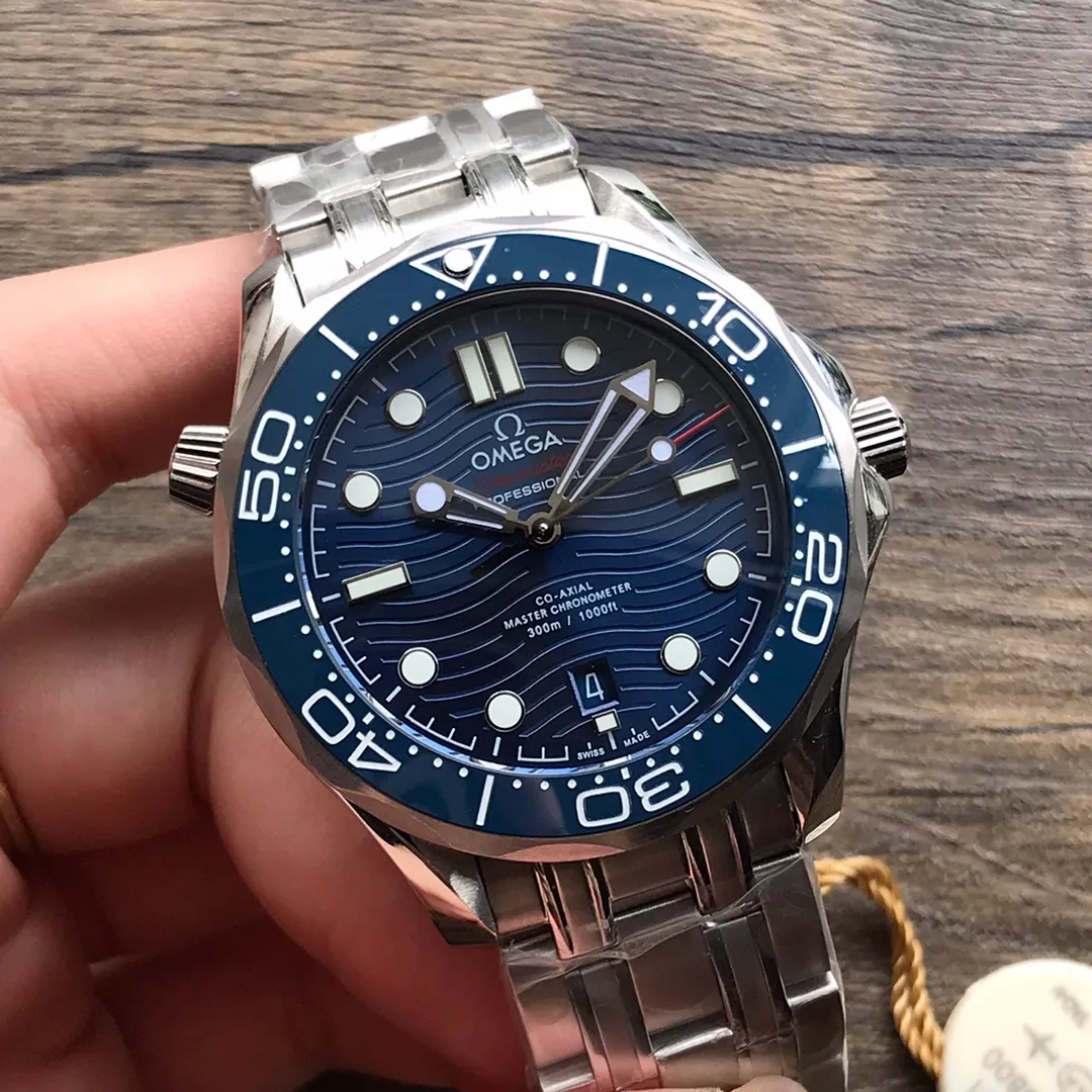 【Produced by Tw】Omega Seamaster 300m 42mm Diving Watch, now you can order the steel strap model with a cloth strap! Quantity is limited! Omega Seamaster series, made of 300M 316 stainless steel! Equipped with 8800 movement! Real shots of shipment.