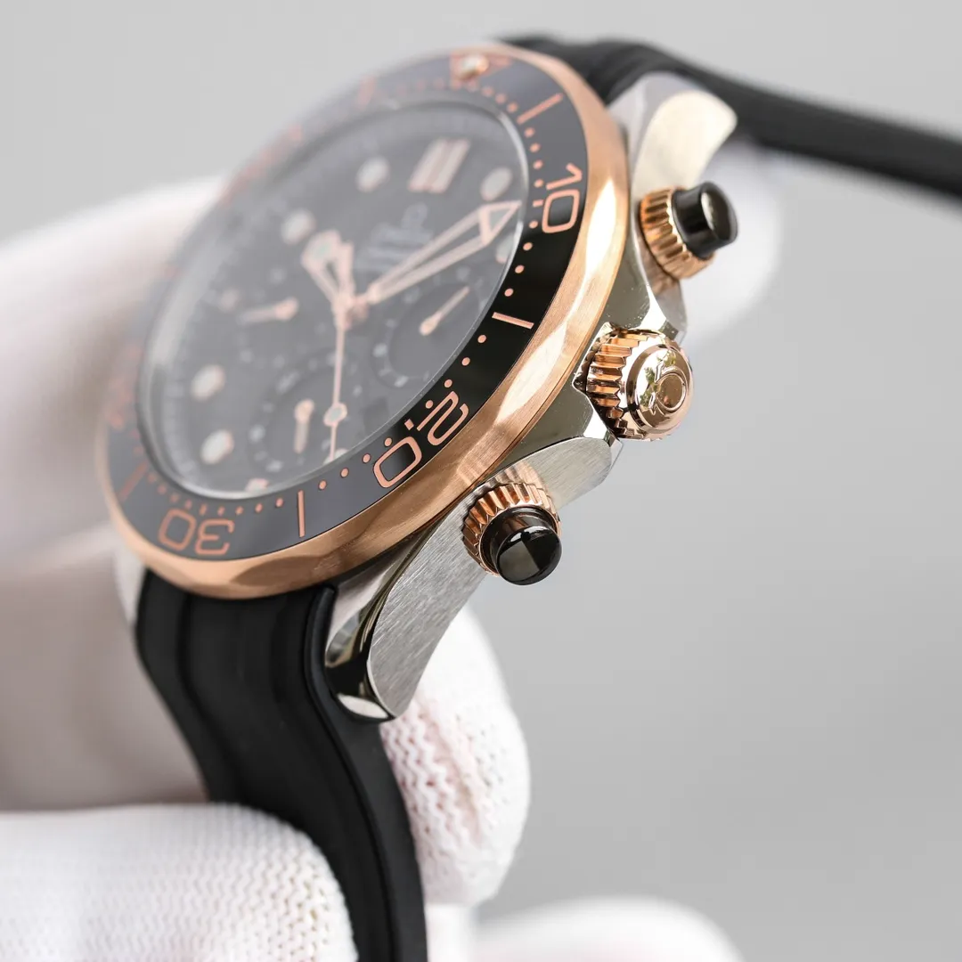 【Top Replica】💰4300! OMEGA's new Seamaster 300M series multi-function men's watch 1. Equipped with Japan's original 9100 (zero repair) multi-function automatic mechanical movement (week, month, 24-hour calendar) with accurate travel time, original see-through design, and revised movement 9900 top. 2. The watch case is made of 316 stainless steel. The case is sandblasted, white and bright, and the beveled edges are polished and chamfered in the same way as the genuine product. The size is 44mm. 3. It is equipped with the only original ceramic one-way rotating timing ring in its class. The scales and characters on the ceramic ring are made of "white enamel" technology, which is not easy to turn yellow and is shiny. 4. Made of scratch-resistant and wear-resistant sapphire glass, waterproof to a depth of 50 meters. 5. The luminous material is filled with Swiss Super-lumiNova c3 non-radioactive super luminous material. 6. Use natural fluorine rubber tape and match Omega original pin buckle.               A masterpiece worth owning! !