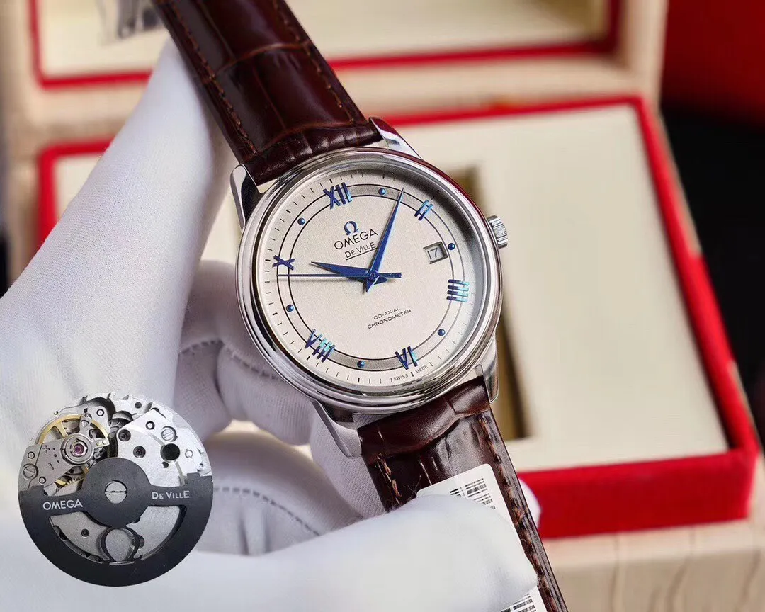 【Foreign trade import】💰2360! Omega-Diefei Series‼ ️ Simple and elegant, with a very obvious sense of post-modernism. The elegant and slim appearance, combined with the simple and elegant design, perfectly interprets the classic charm of the original elegant business. The size of the watch is 39.5 mm x 10 mm. The literal scales and hands all inherit the original craftsmanship. They are first polished and then rhodium-plated to ensure permanent luster and amazing temperament. The resistor LOGO on the plate is well curved and the edges are chamfered naturally. It seems small and exquisite, not worth mentioning, but in fact the craftsmanship is complicated and contains a lot of things. The brushing process of the bottom cover is consistent with the original product, and the position and details of the embossed Logo are of the highest quality in the market. The brushing process of the bottom cover is consistent with the original product, and the position and details of the embossed Logo are of the highest quality in the market. It adopts the super stable Japanese 8215 movement, truly achieving zero repairs. 🔥Top product, high quality products constantly🔥