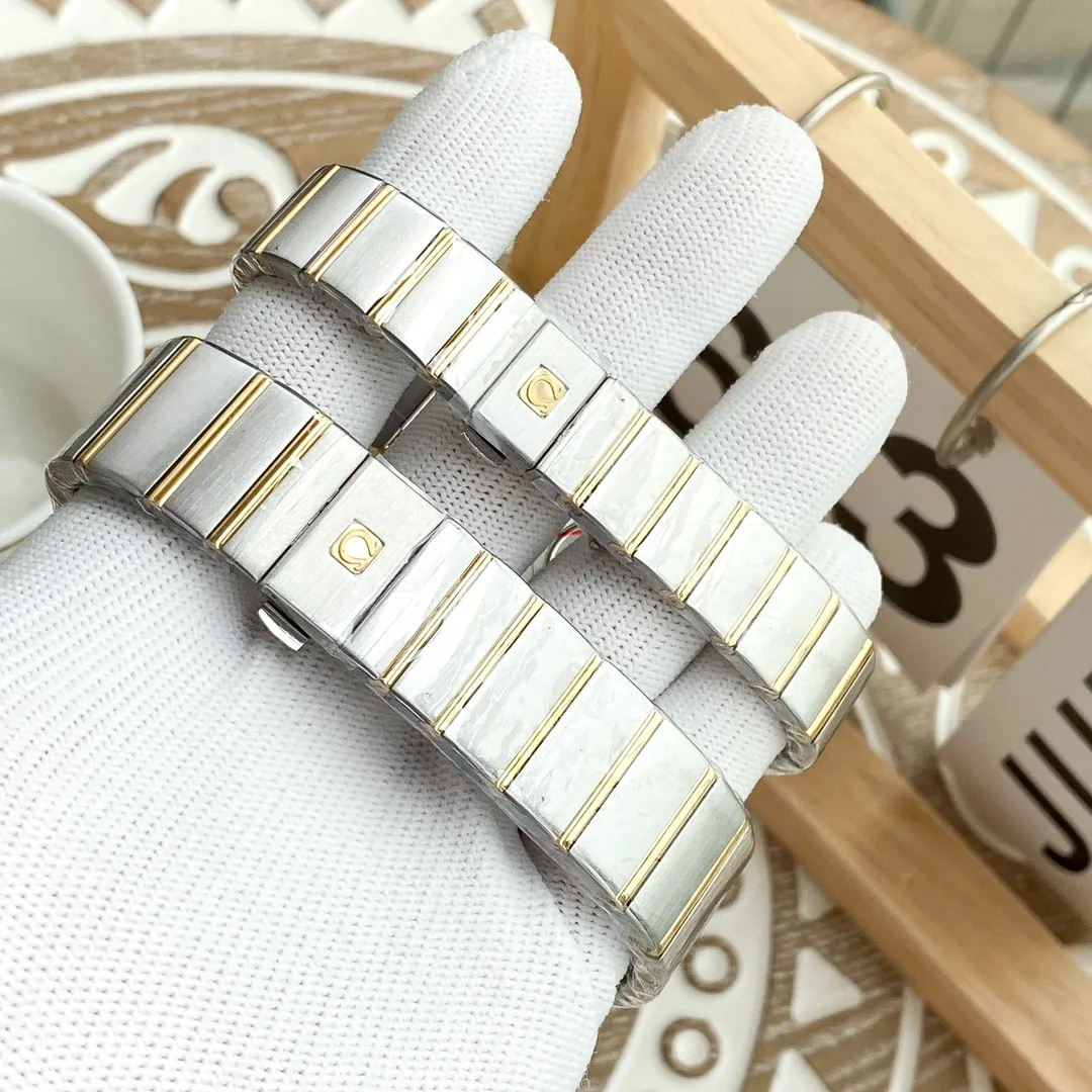 【Foreign Trade Import】💰1120 each! Omega-2020 latest model‼ ️Couples' Constellation Series Quartz Watches are now on the market. Constellation Quartz Series Watches - delicate touch, beautiful in every detail! [Case]: 1:1 exquisite reproduction, large size 40mm, small size 28mm, sapphire crystal mirror, 3-degree super waterproof. Every effort has been made to reproduce all the exquisite details, showing the innovative, refined and elegant style of this series. [Watch strap]: Horizontal strip chain strap, exquisite workmanship and delicate polishing. The frosted links alternate with finely polished links, creating an extraordinary luster. The bracelet is equipped with a butterfly clasp, and the structure is synchronized with the original. [Movement]: Equipped with quartz movement imported from Switzerland, it is strong, stable and trouble-free, giving you a perfect experience of precision and reliability.    Made with sincerity and meticulousness🔥Top-quality products, constant quality🔥