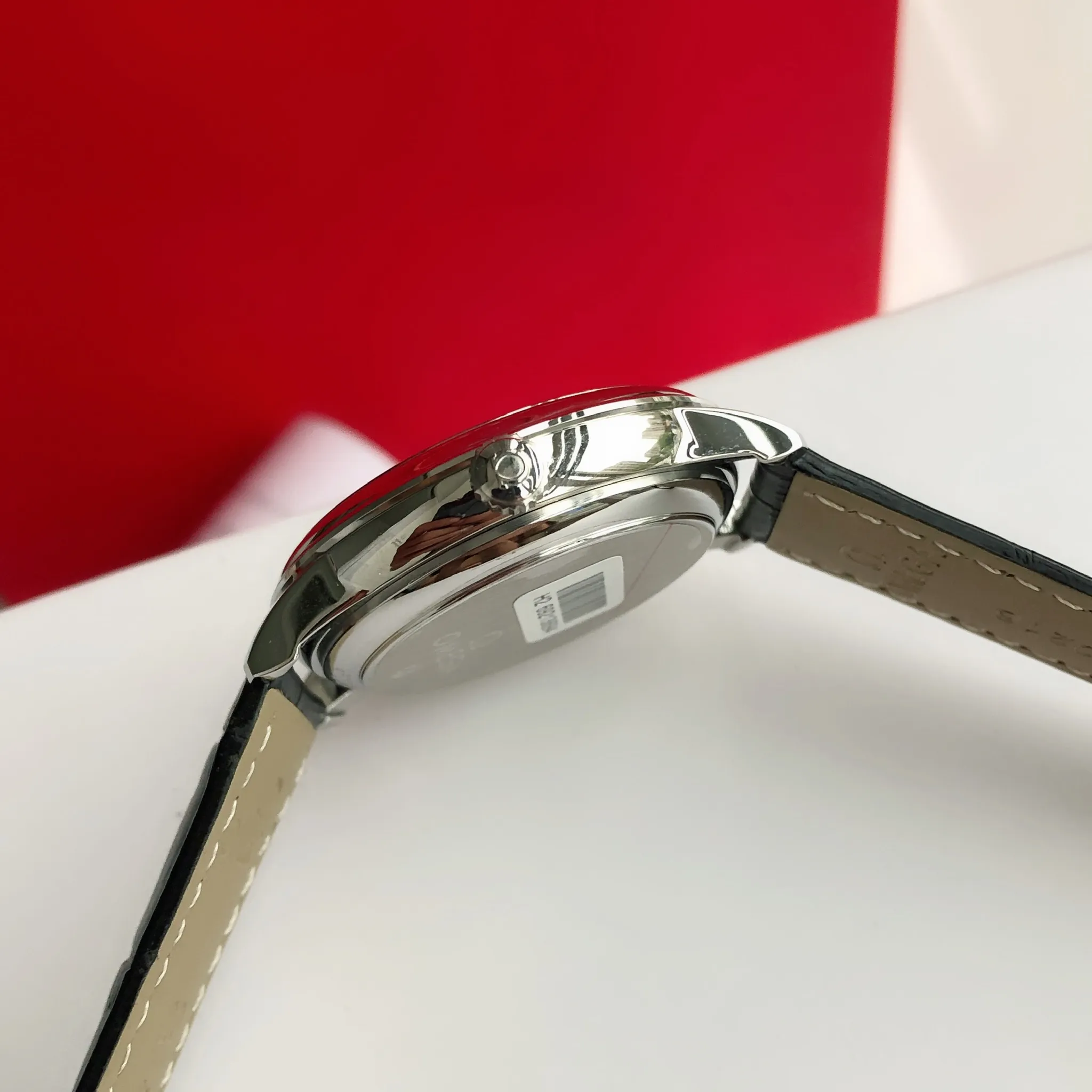【High-end replica】💰1160! 【Customized all-in-one machine】💰1720! 2023 upgraded blockbuster model - Omega Butterfly De Ville series men's watch [Casual, simple and classic hot model] After the De Ville series was discontinued last year, the factory persisted in adhering to the concept of providing better prices and being more people-friendly. It spent nearly a year strictly controlling and selecting high-quality suppliers of various accessories. Thanks to the strong support of a replica factory, it has worked hard to create today's upgraded and high-quality products at the same price‼ ️ This upgrade uses the same-level lettering from a certain factory, corrects the original synchronous stretch clasp, and passes the factory damage test to ensure excellent quality [Movement] Equipped with zero repair 💯 Brand new Citizen 9015 all-in-one automatic mechanical movement, precise travel time and long-lasting, highly recognized by watch friends [Case] 316L stainless steel case, modified and beautiful body The bottom cover is embossed according to the original synchronized track text. The 39.5mm shell size adheres to the same original details. Curved dial. 100-meter depth waterproof. Scratch-resistant sapphire mirror. [Bracelet] Use 316L stainless steel bracelet with original folding stretch buckle of the same material or calfskin strap. This picture is a real shot of a customized all-in-one machine!