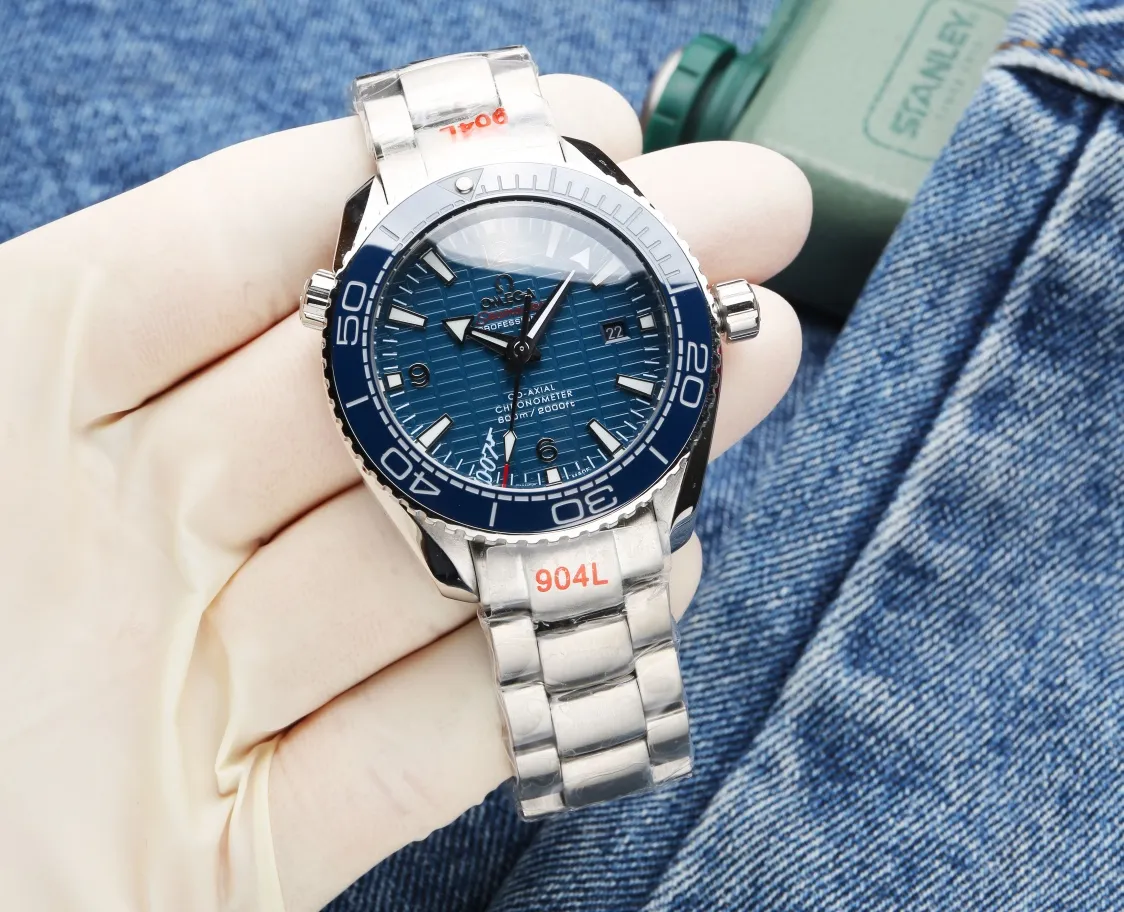 【Top replica】💰2400! The latest in 2022-[Rose][Rose] Big factory products-Omega-Seamaster 600m series! The new Omega Seamaster 600-meter diving watch is the most popular watch recently and its popularity is so high🔥🔥🔥 In terms of case workmanship, it has been upgraded to a higher level. The case is alternately brushed and polished, and the sides of the case are brushed to form a light and dark effect (the "twisted lugs" formed by the combination of brushing and polishing are a major feature of Omega), making it rich in texture. 💙We are committed to configuring tapes that are comparable to the workmanship of major manufacturers. The official website synchronizes the ice blue night light with super strong, special ceramic ring mouth, size 43MM, equipped with Swiss 2836 new machine, creating a high-quality series with zero repair.