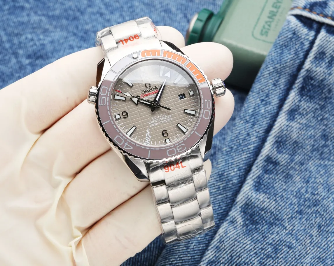 【Top replica】💰2400! The latest in 2022-[Rose][Rose] Big factory products-Omega-Seamaster 600m series! The new Omega Seamaster 600-meter diving watch is the most popular watch recently and its popularity is so high🔥🔥🔥 In terms of case workmanship, it has been upgraded to a higher level. The case is alternately brushed and polished, and the sides of the case are brushed to form a light and dark effect (the "twisted lugs" formed by the combination of brushing and polishing are a major feature of Omega), making it rich in texture. 💙We are committed to configuring tapes that are comparable to the workmanship of major manufacturers. The official website synchronizes the ice blue night light with super strong, special ceramic ring mouth, size 43MM, equipped with Swiss 2836 new machine, creating a high-quality series with zero repair.
