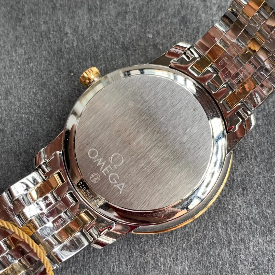 MKS Omega De Ville watch. With its elegant and slim appearance and simple and elegant design, MKS captures every detail and perfectly interprets the classic charm of the original elegant business. [Details of the masterpiece] The size of the watch is 39.5 mm x 10 mm. The literal scales and hands all inherit the original craftsmanship. They are first polished and then rhodium-plated to ensure permanent luster and amazing temperament. [Details of the masterpiece] The Omega resistor LOGO on the plate is well-curved, and the edges are chamfered naturally. It seems small and exquisite, not worth mentioning, but in fact the craftsmanship is complicated and contains a lot of things. [Innovative move] Using the super stable Japanese Miyota 9015 movement, it truly achieves zero repairs.