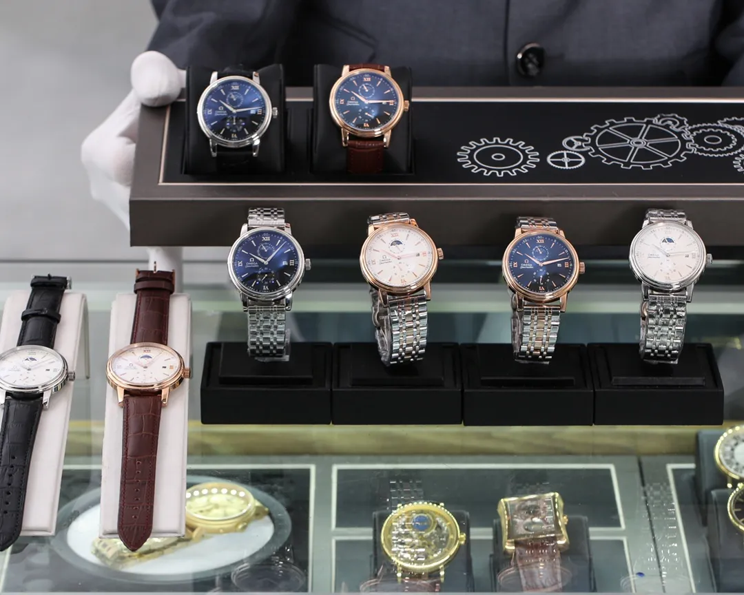 【Foreign Trade Import】💰1440! Omega (top quality, outstanding debut) 🎉🎉 [Type]: Boutique men's watch (top) exquisite [Strap]: Genuine leather & 316L stainless steel strap (durable) [Movement]: Top mechanical movement (stable) [Material]: Mineral super strong mirror (wear-resistant) Exquisite quality and generous style, excellent temperament, wise and exclusive [Size]: 42mm diameter, 12mm thick, hot sale! Welcome to reprint!