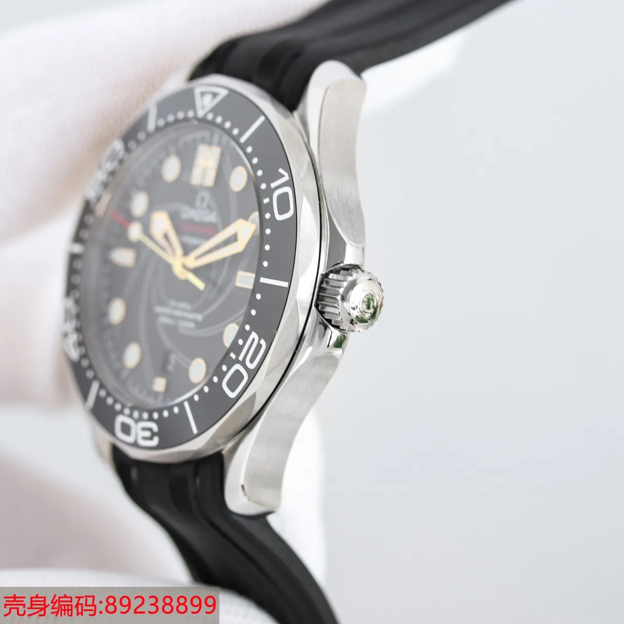 【High-end replica】💰1300! 【Customized all-in-one machine】💰1900! Omega Seamaster 007 First Anniversary Series 300-meter Diving Watch is of exclusive quality on the entire network. [Movement] It is equipped with a brand new Citizen all-in-one fully automatic mechanical movement imported from Japan, which truly achieves zero repairs, accurate running time, strong practicality and 100% waterproof. [Glass] High-definition double-bore sapphire glass [Ceramic ring] Imported ceramic ring with 12-point sapphire moonlight beads (beautiful/high-end) [Pointer] Super-LumiNova luminous coating, blue and green two-color luminous, green luminous display on the minute hand with green luminous dot on the bezel for diving oxygen countdown [Turbo plate] Corresponds to the original 8800, 8806, 8807 electroplated metal rotor [Literal] Corresponds to the counter Haima 300 porcelain surface craftsmanship (the visual effect beats ordinary oil pressure) [Case] Made of 316L fine steel case, equipped with the only original ceramic one-way rotating chronograph ring in its class. The pressure relief valve on the side of the case is the same as the original one. The watch diameter is 42/11mm, the official perfect size, with the latest 007 logo on the side