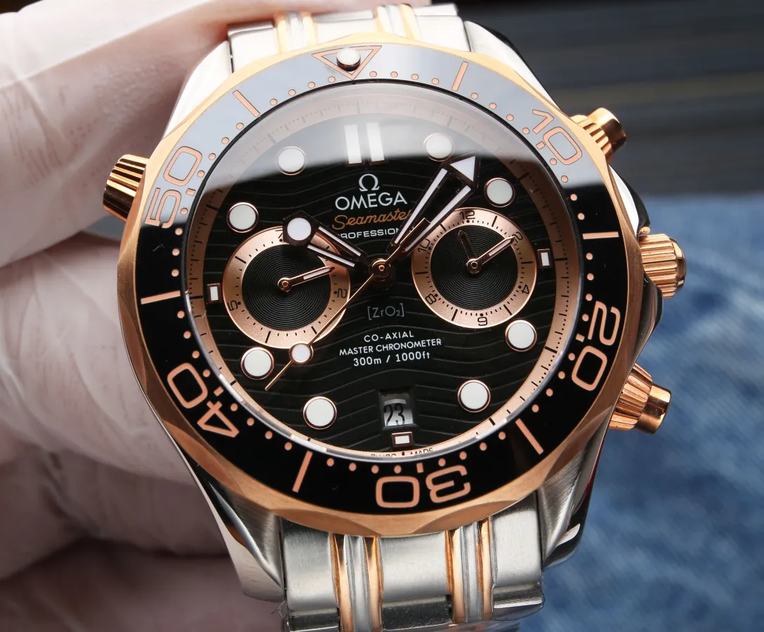 【Top replica】💰2400! When releasing new products, Omega has always adhered to the principle of one code and one watch. Each watch has its own unique identity code, which can be checked on the official website. Look for A1 products, focus on research and create high-end products, and present the most exquisite and excellent watch craftsmanship.  The Omega Seamaster 300 series, 42mm*12mm, uses an imported fully automatic mechanical movement to achieve zero repairs, has a power reserve of over 48 hours, and is waterproof to a depth of up to 50 meters.  [Case Material]: Stainless steel, polished black ceramic bezel decorated with white enamel diving scale⁠.  [Mirror material]: Arc-shaped double-sided anti-reflective and wear-resistant sapphire glass mirror. (Focus on original new machines) Focus is an attitude, produced by JH!