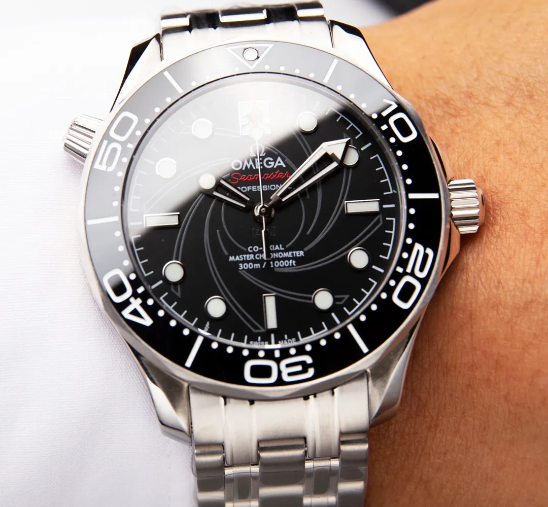 【High-end replica】💰1300! Customized all-in-one machine 💰1900! Omega Seamaster 007 First Anniversary Series 300-meter Diving Watch is of exclusive quality on the entire network. [Movement] Equipped with the brand new 9015 all-in-one fully automatic mechanical movement imported from Japan, it truly achieves zero repairs, accurate running time, strong practicality and 100% waterproof. [Glass] High-definition double-bore sapphire mirror [Ceramic ring] Use imported ceramic ring [Pointer] Super-LumiNova [Pointer] Corresponds to the original electroplated metal rotor [Literal] Corresponds to the counter Seamaster 300 porcelain surface craftsmanship (the visual effect beats ordinary oil pressure) [Case] ​​Made of 316L stainless steel case, equipped with the only original ceramic one-way rotating timing ring in its class. The pressure relief valve on the side of the case is the same as the original one. Table diameter 42, official perfect size!