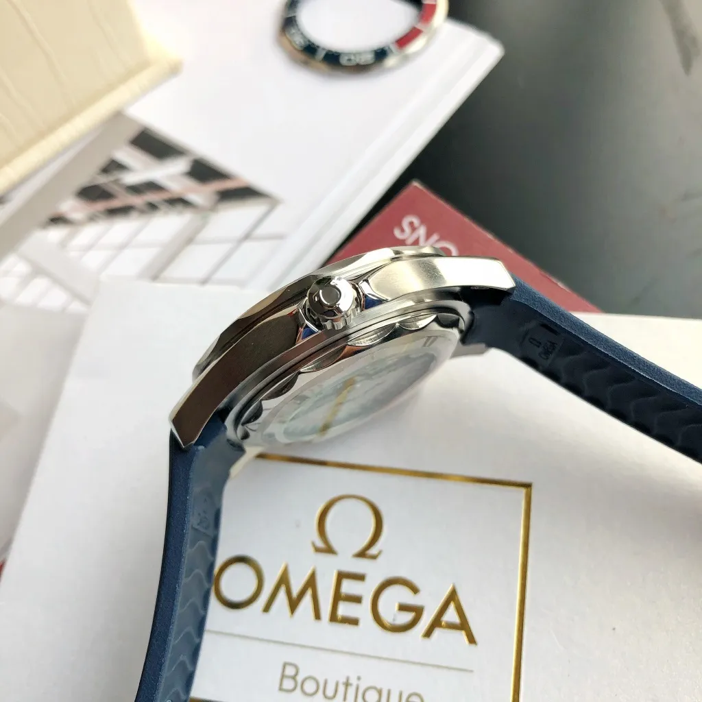 【High-end replica】💰1160! 【Customized all-in-one machine】💰1720! Omega Seamaster 2022 is the pinnacle of annual upgrades. The new Seamaster series 300-meter diving watch produced by GD has arrived. Feedback is coming! Always adhering to the practical value, there is no best, only better upgrade concept, bringing the entire series of Omega Seamaster watches with the new Citizen movement to the top again! [Movement] Equipped with 💯 brand new Japanese original Citizen 8215 automatic mechanical movement, original see-through design, 0️⃣repair, accurate running time, strong practicality [Case] ​​Made of 316L stainless steel case, equipped with the only original ceramic one-way rotating chronograph ring in its class ⚠️Please look for GD exclusive details and quality